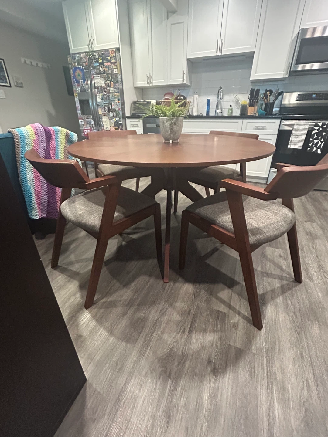 Mid-Century Modern Round Dining Table with 4 Chairs