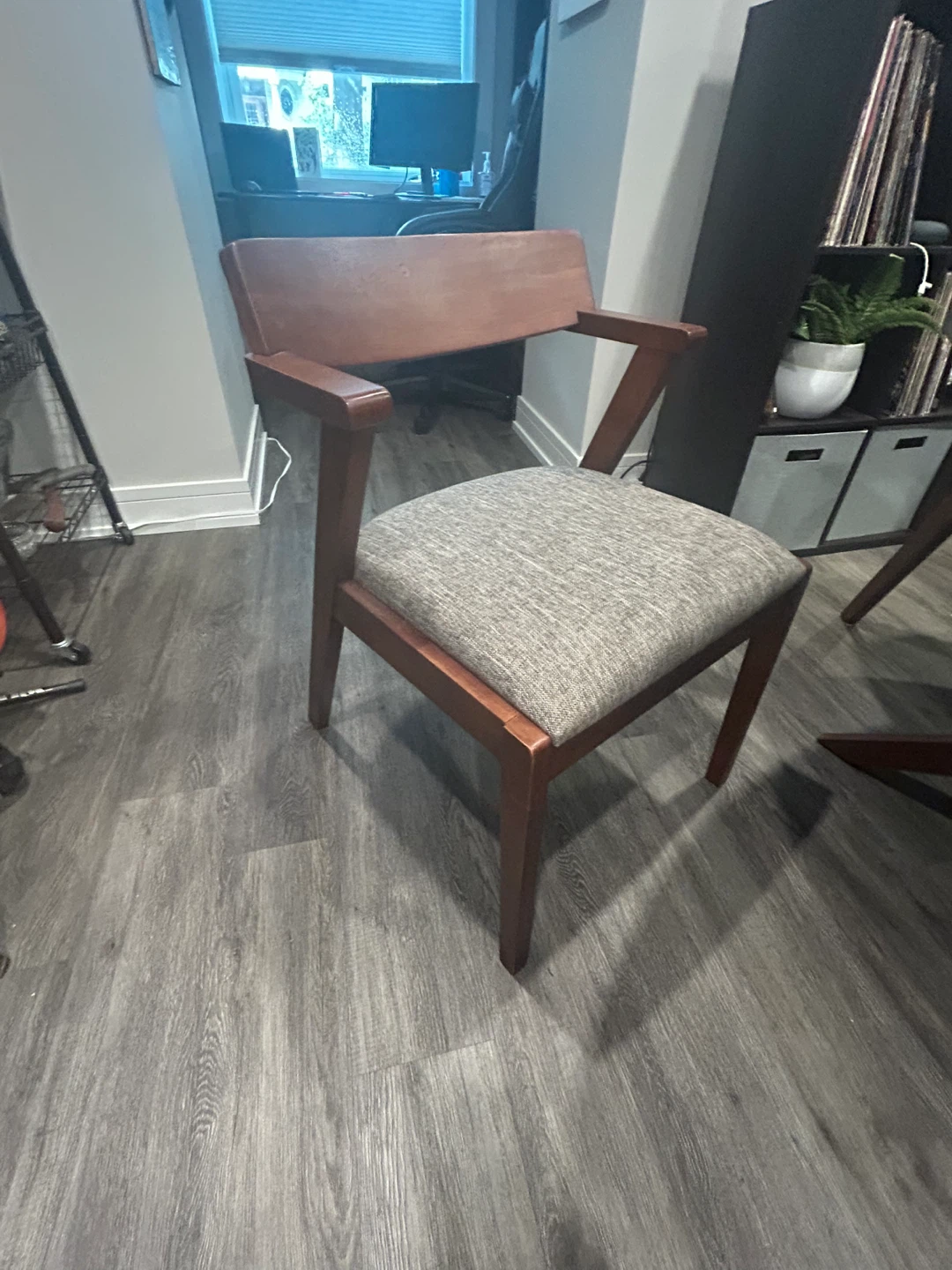 Mid-Century Modern Round Dining Table with 4 Chairs - photo 3