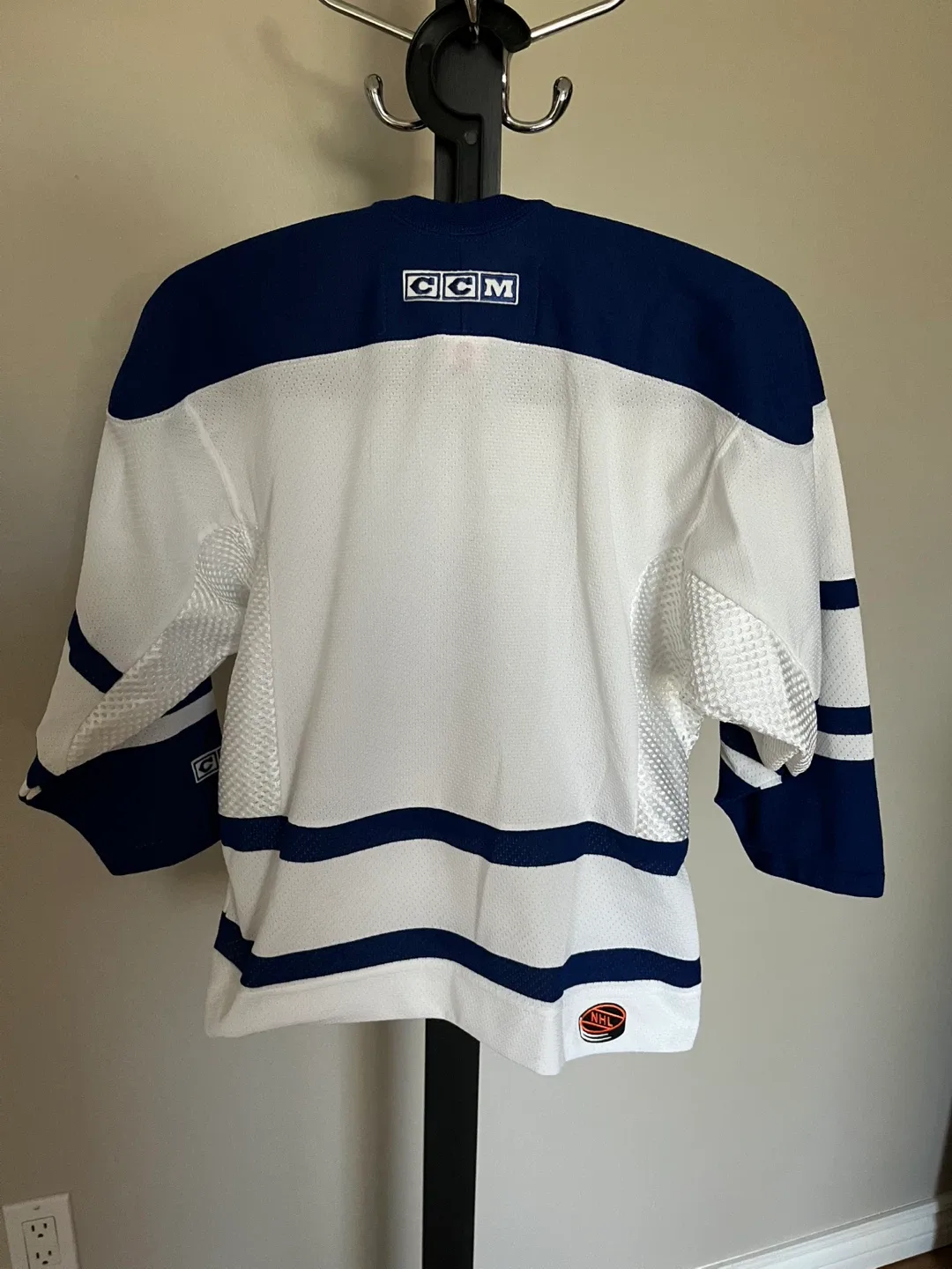 CCM Toronto Maple Leafs Youth Jersey - Size S/M image indicator(2)