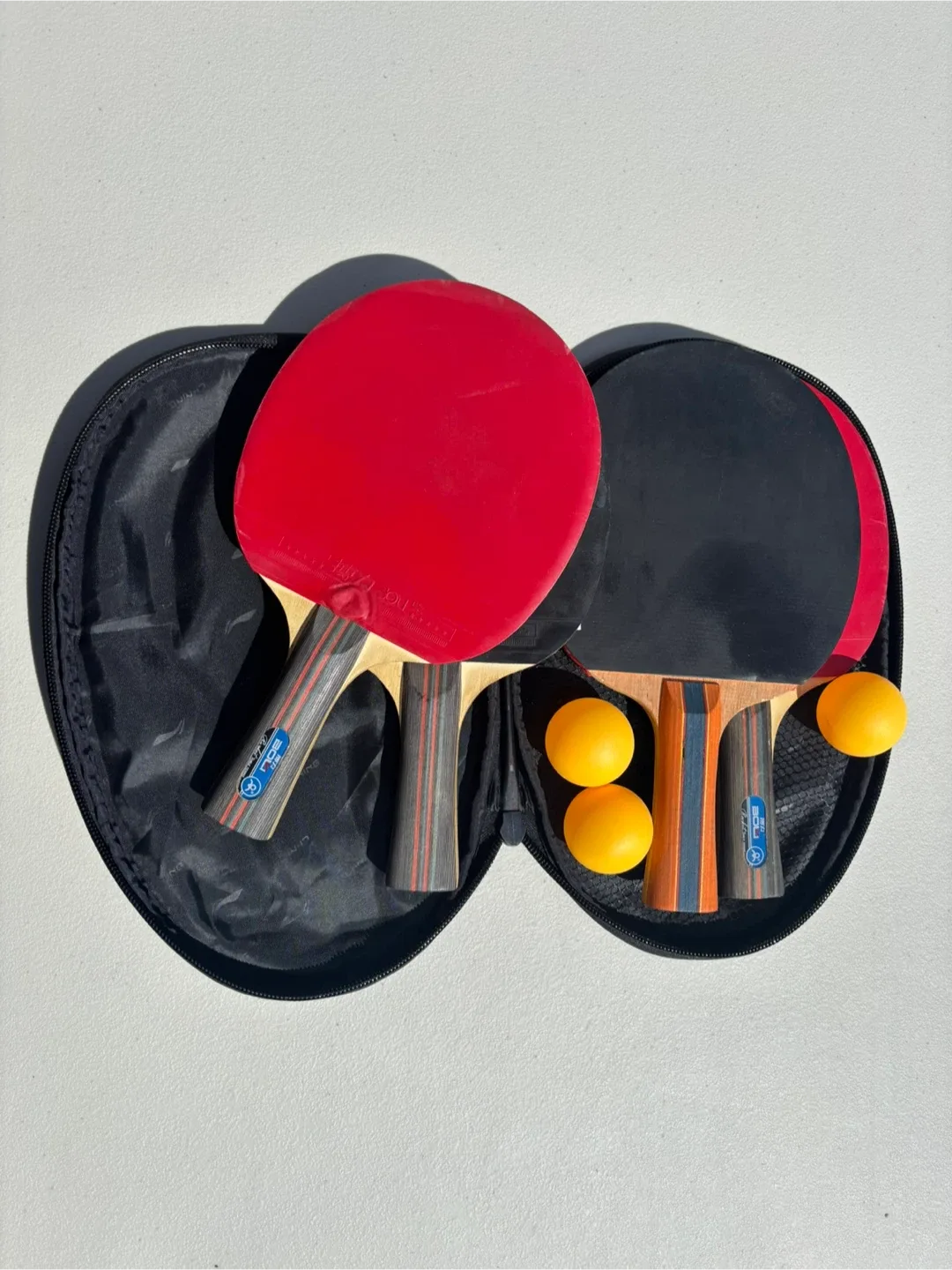 Li-Ning Ping Pong Paddle Set with Case image indicator(2)