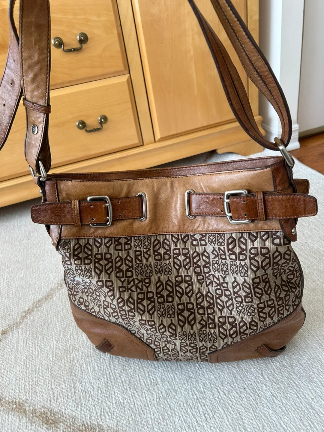 DKNY  Brown Leather Shoulder Bag image indicator(2)