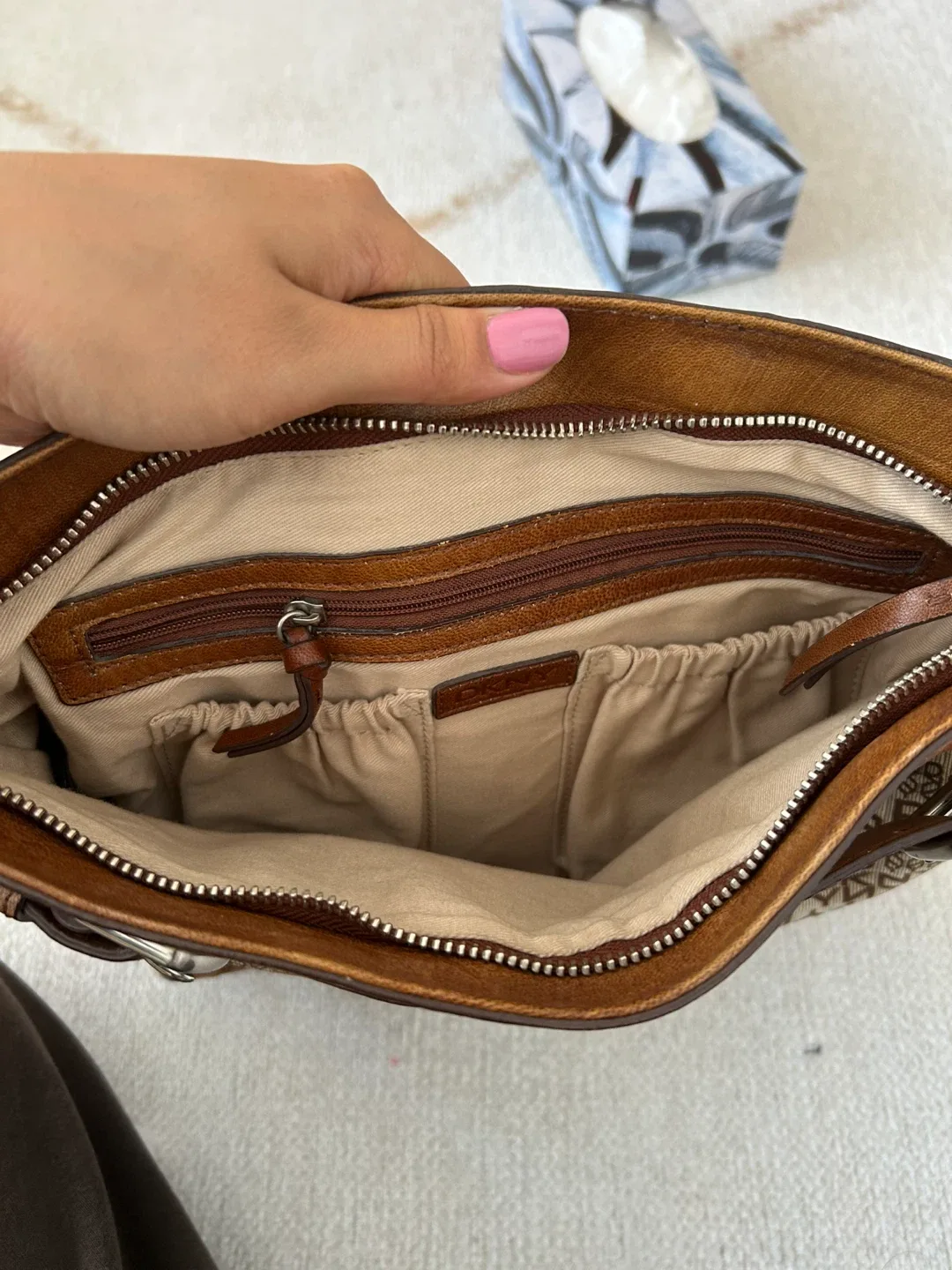 DKNY  Brown Leather Shoulder Bag image indicator(5)