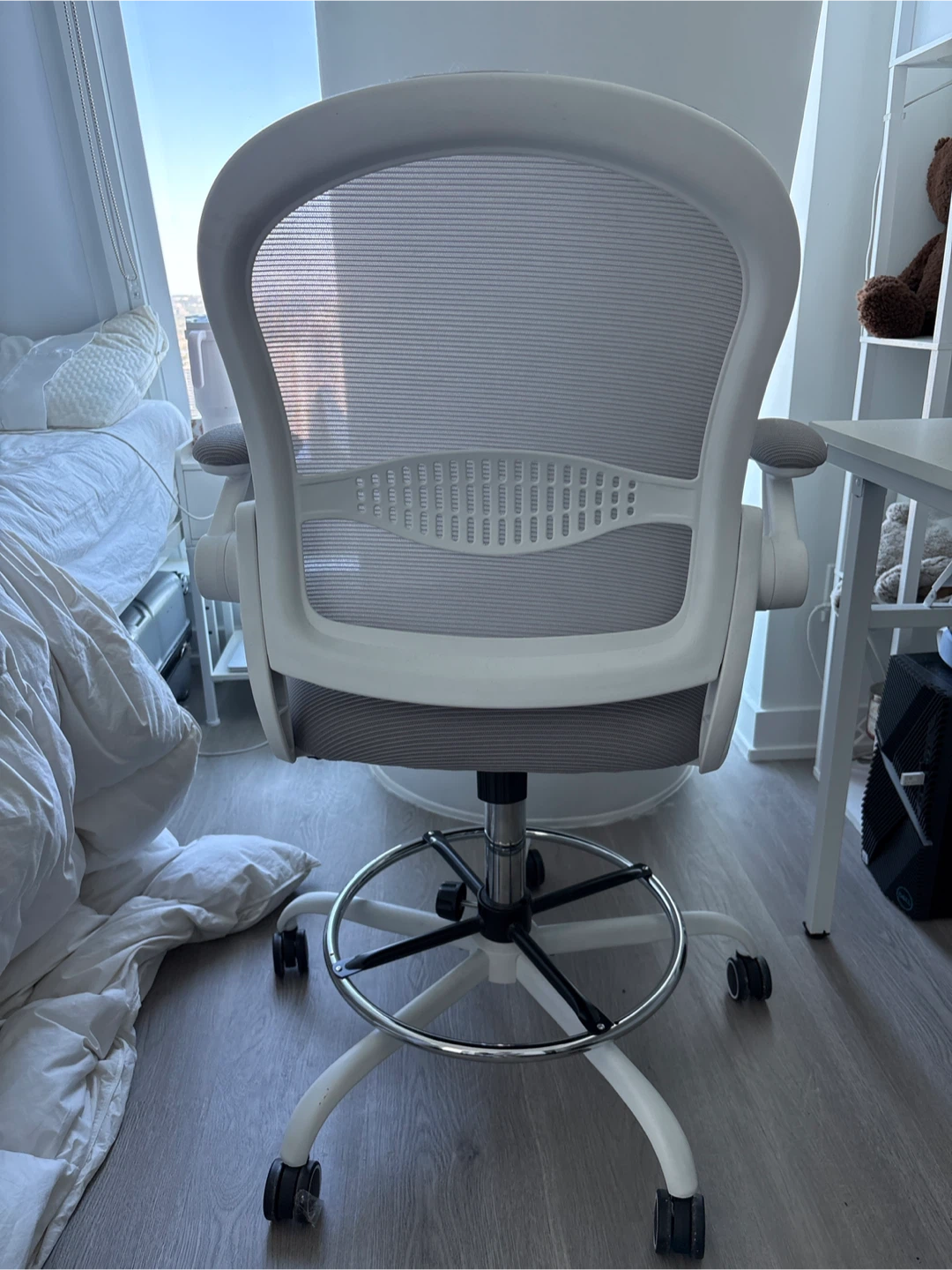 White office chair - photo 3