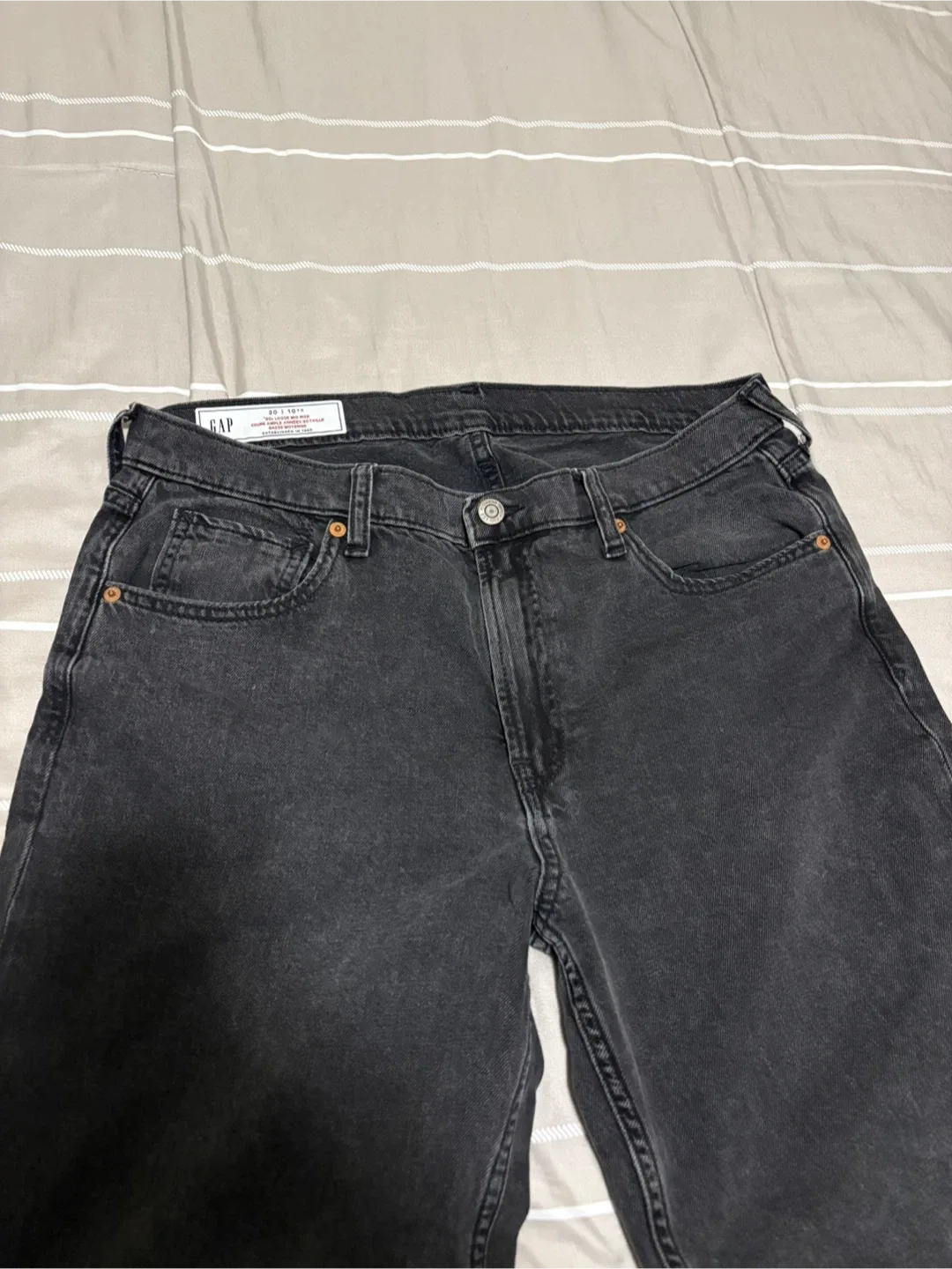 GAP '90s Loose Mid Rise Jeans - Size 30 image indicator(3)