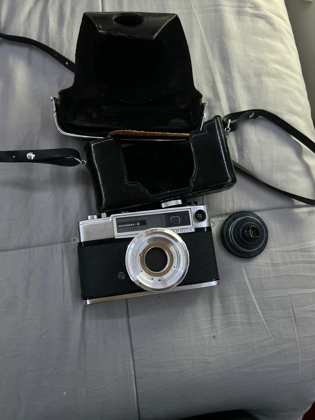 Yashica Minister-D Vintage Film Camera with Case. DOESNT WORK image indicator(3)