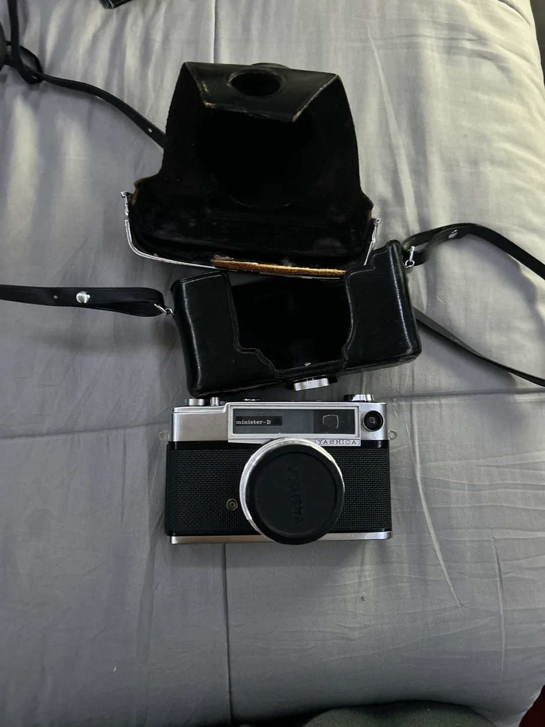 Yashica Minister-D Vintage Film Camera with Case. DOESNT WORK image indicator(2)