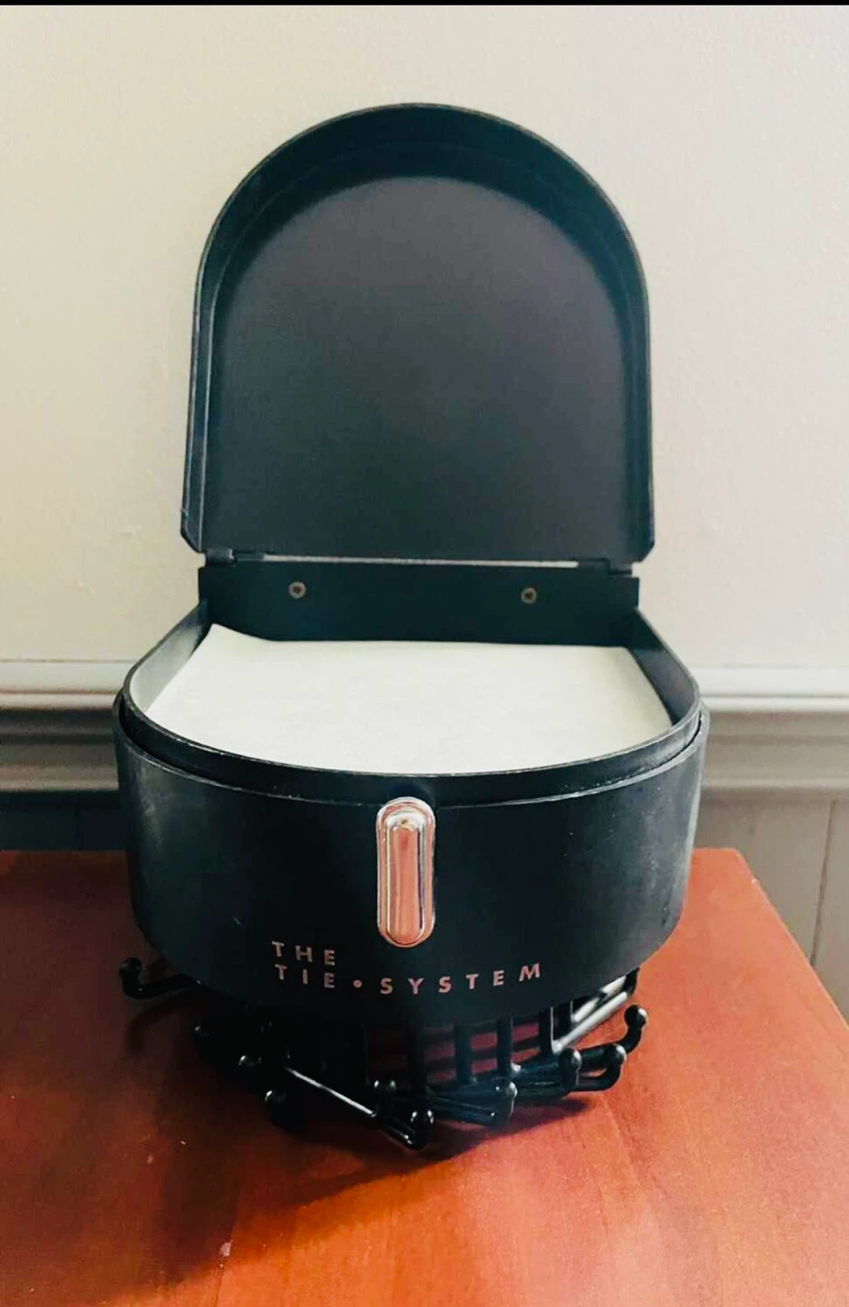 Men’s Motorized Rotating Tie & belts hooks system