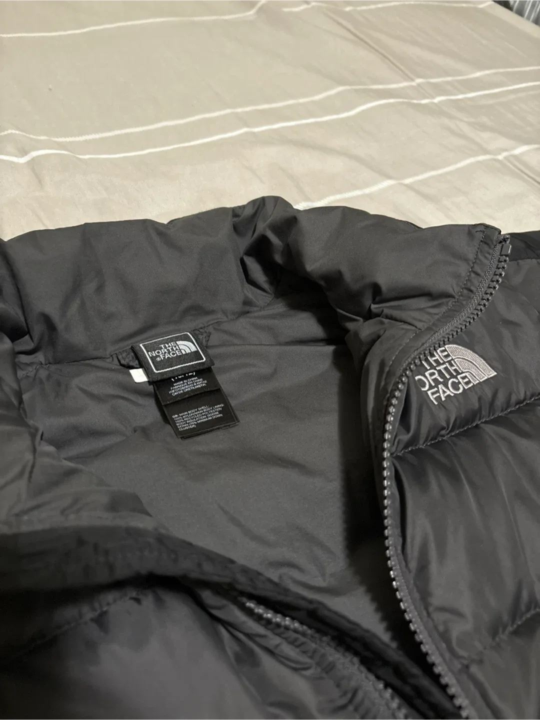 The North Face Boys' 550 Down Puffer Jacket - Size M (10/12) image indicator(2)