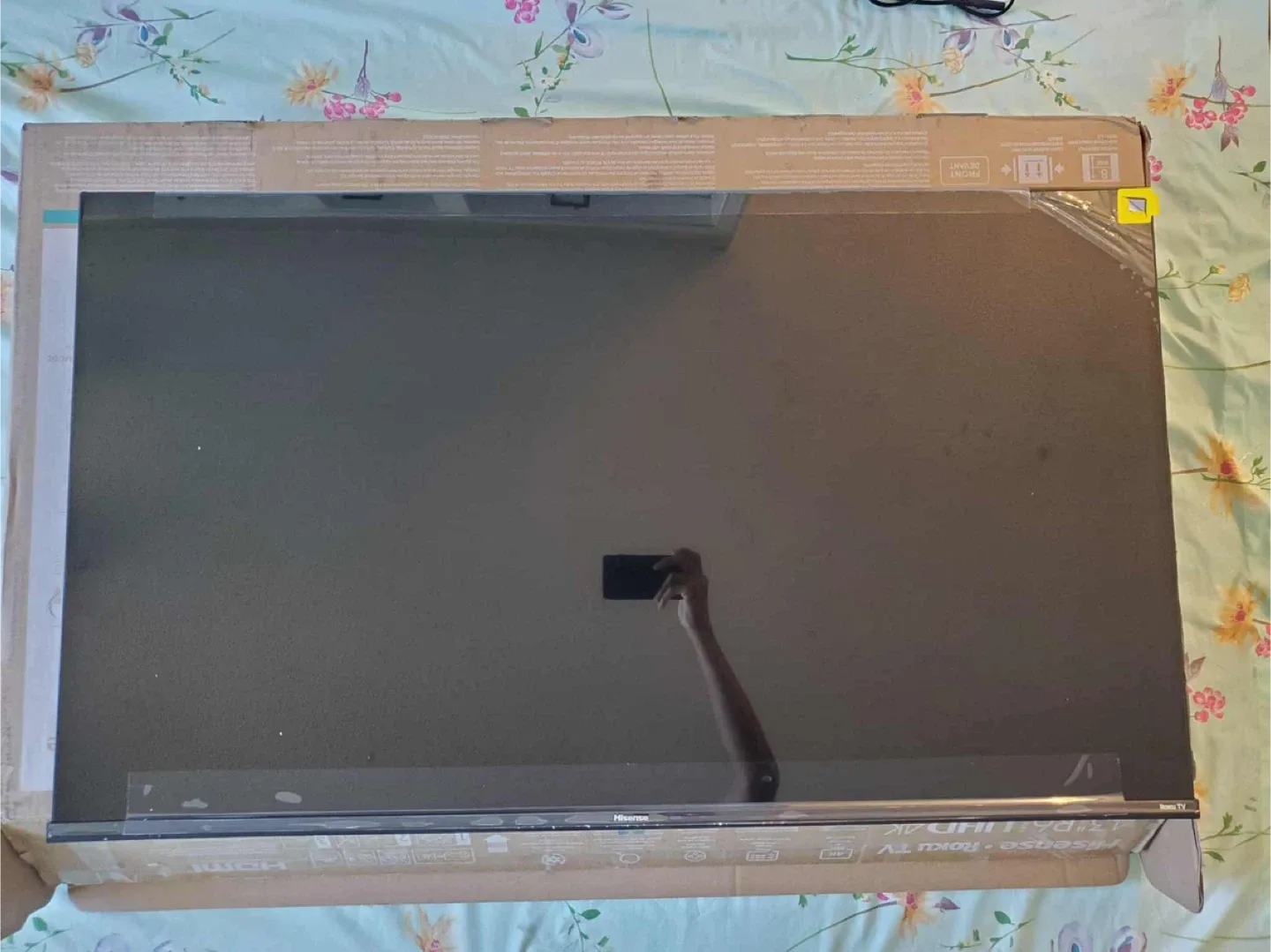 Hisense Roku TV UHD 4K 43" R6 Series - New in Box