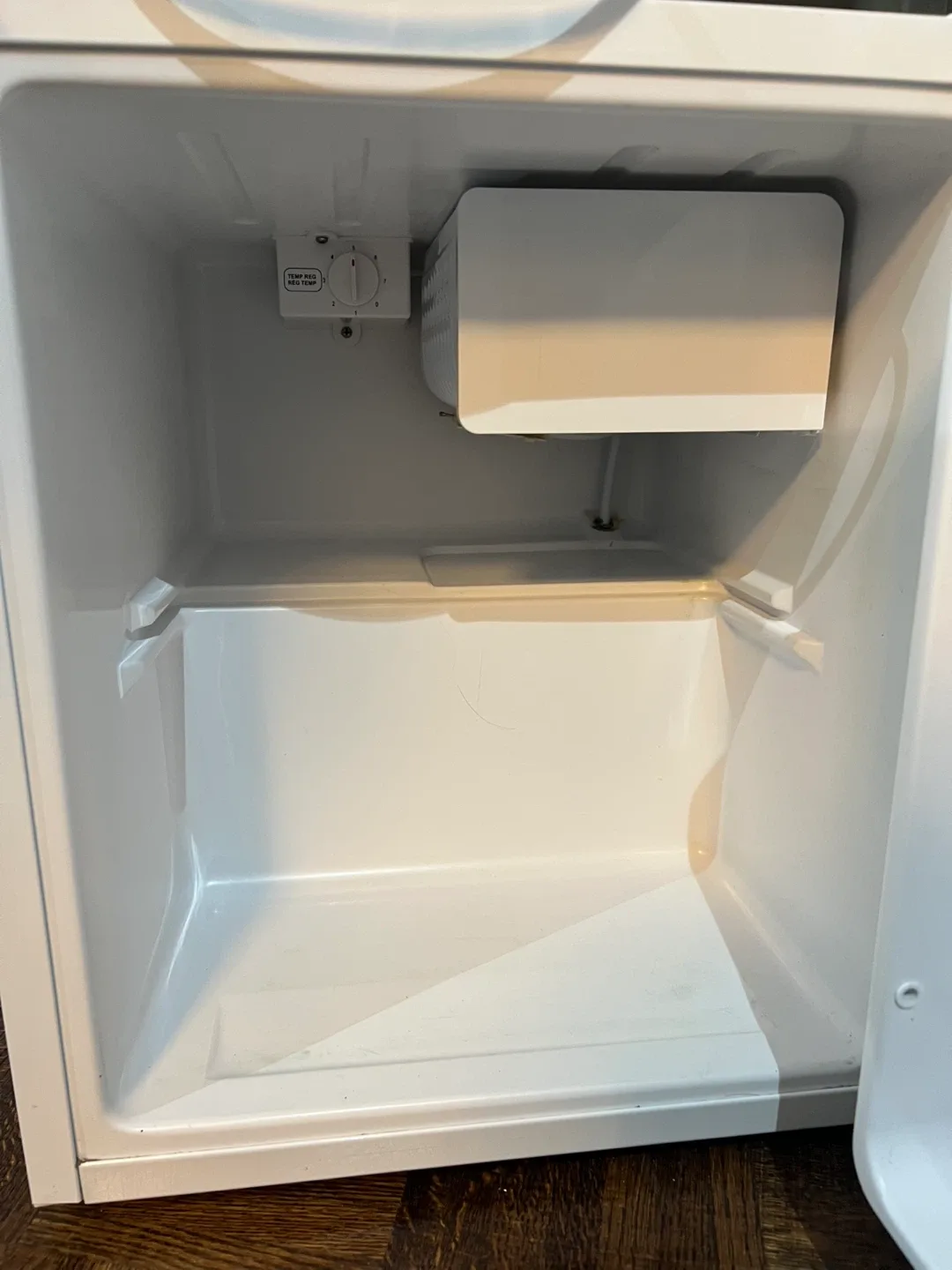 Master Chef Mini Fridge - White image indicator(4)