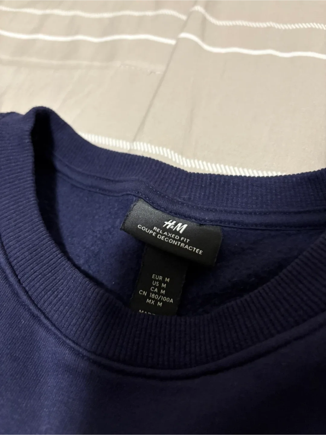 H&M Relaxed Fit Navy Blue Sweatshirt - Size M image indicator(2)