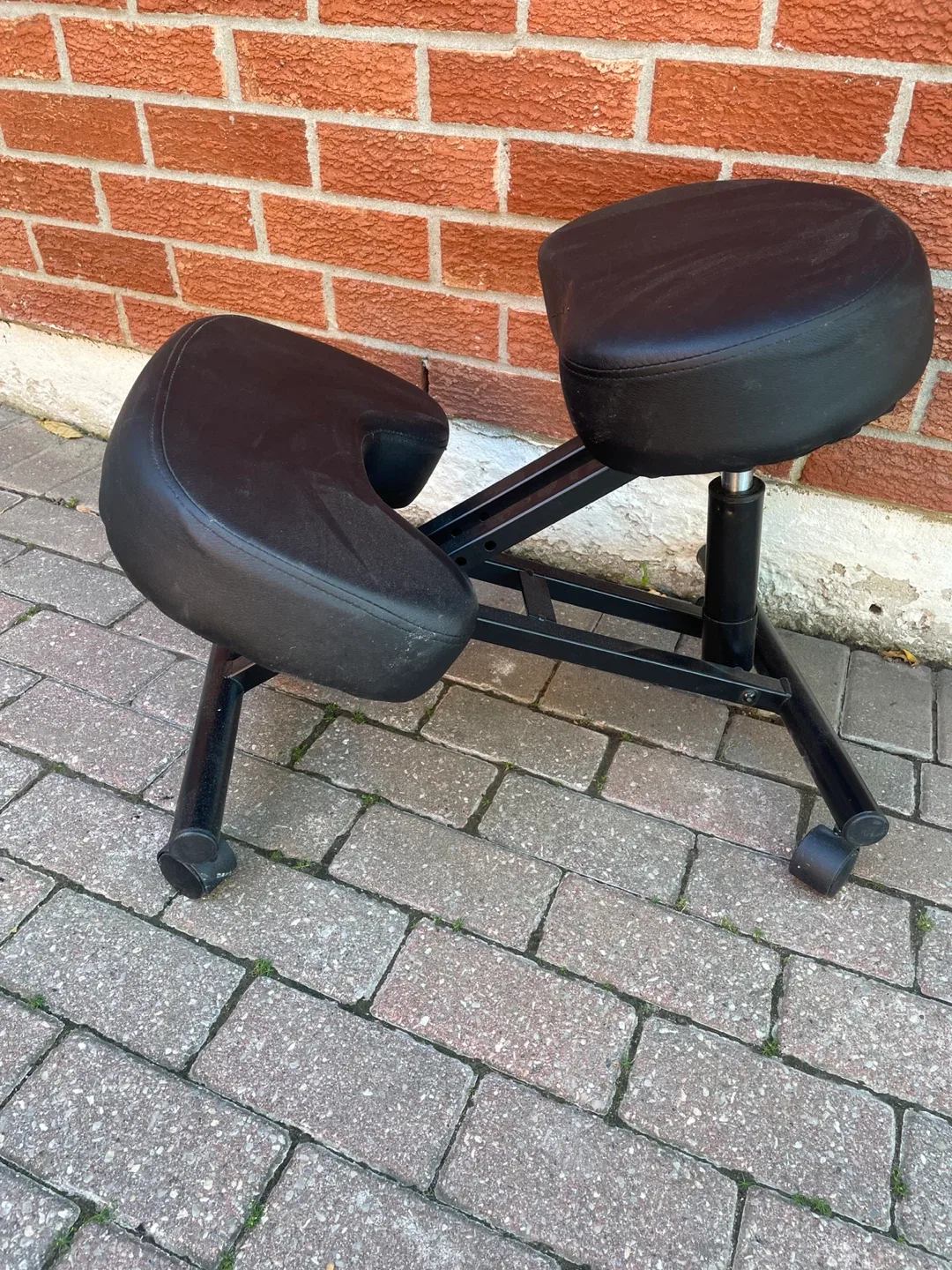 Ergonomics Black Kneeling Chair thumbnail