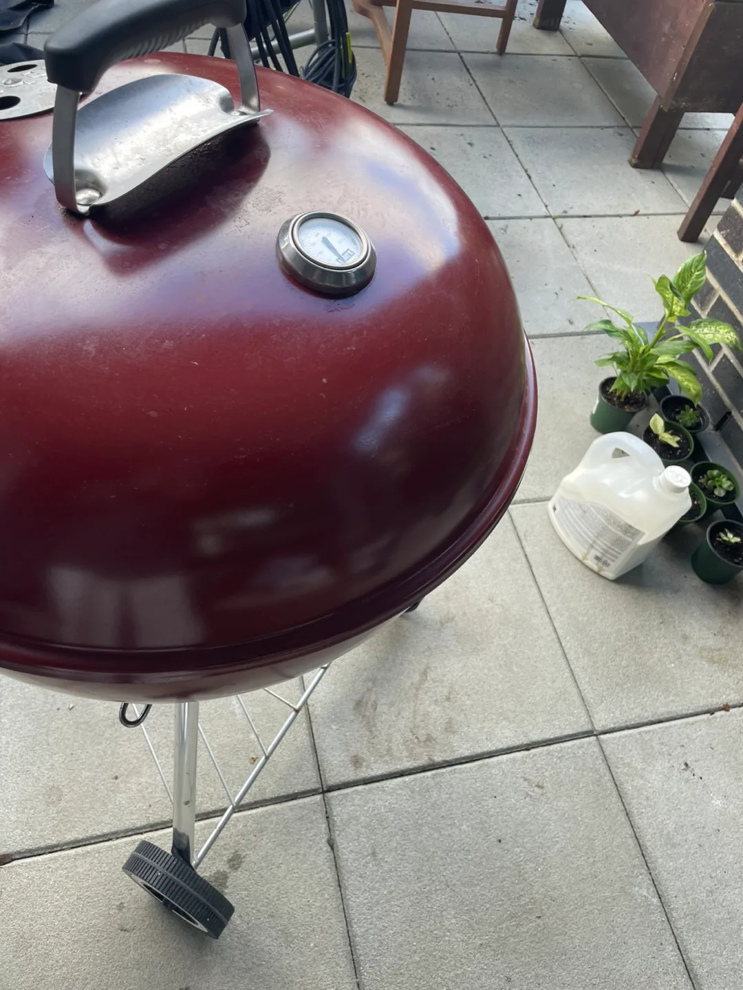 Weber Original Kettle Premium 22-inch Charcoal BBQ in Crimson image indicator(4)