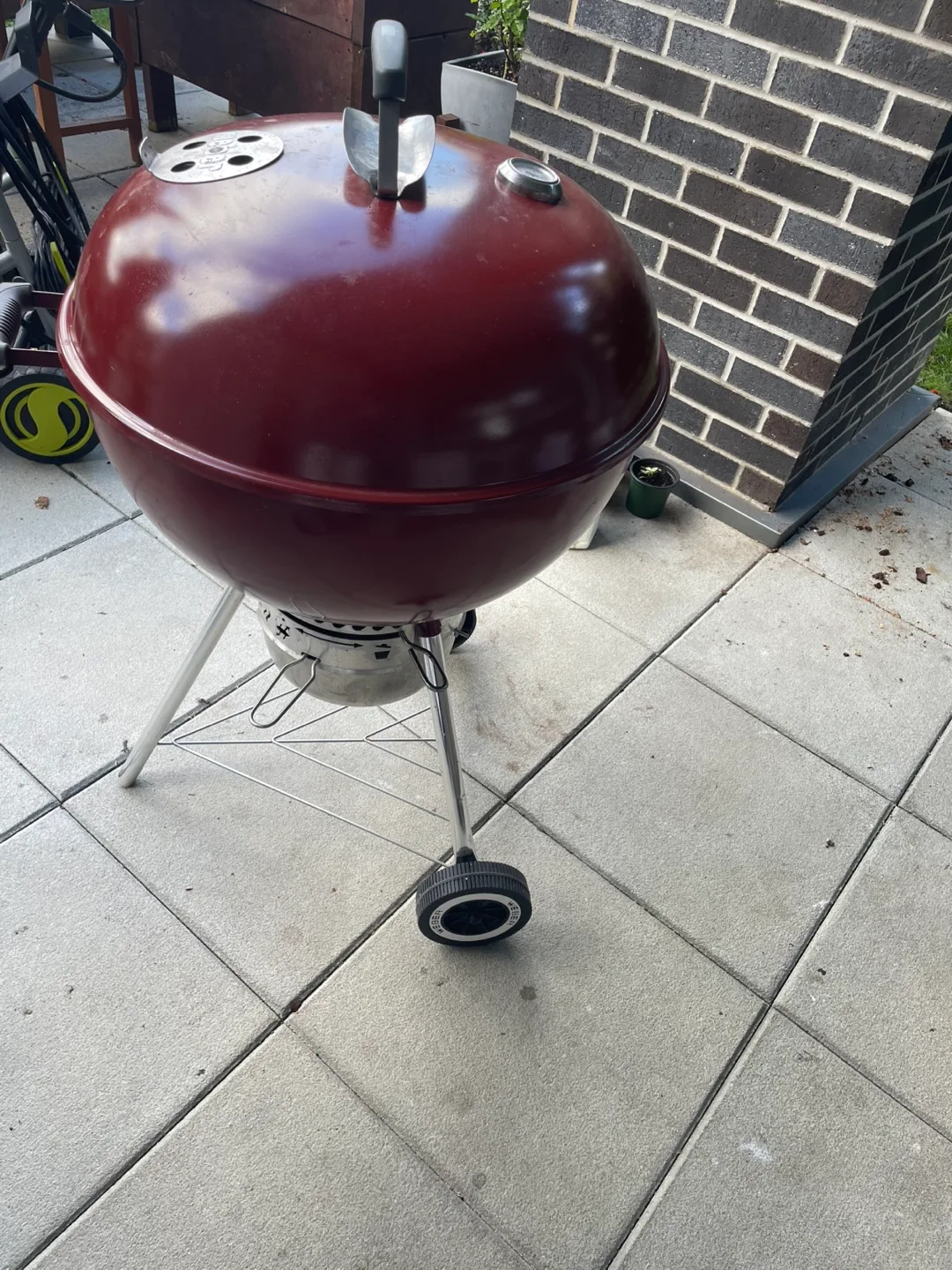 Weber Original Kettle Premium 22-inch Charcoal BBQ in Crimson image indicator(5)