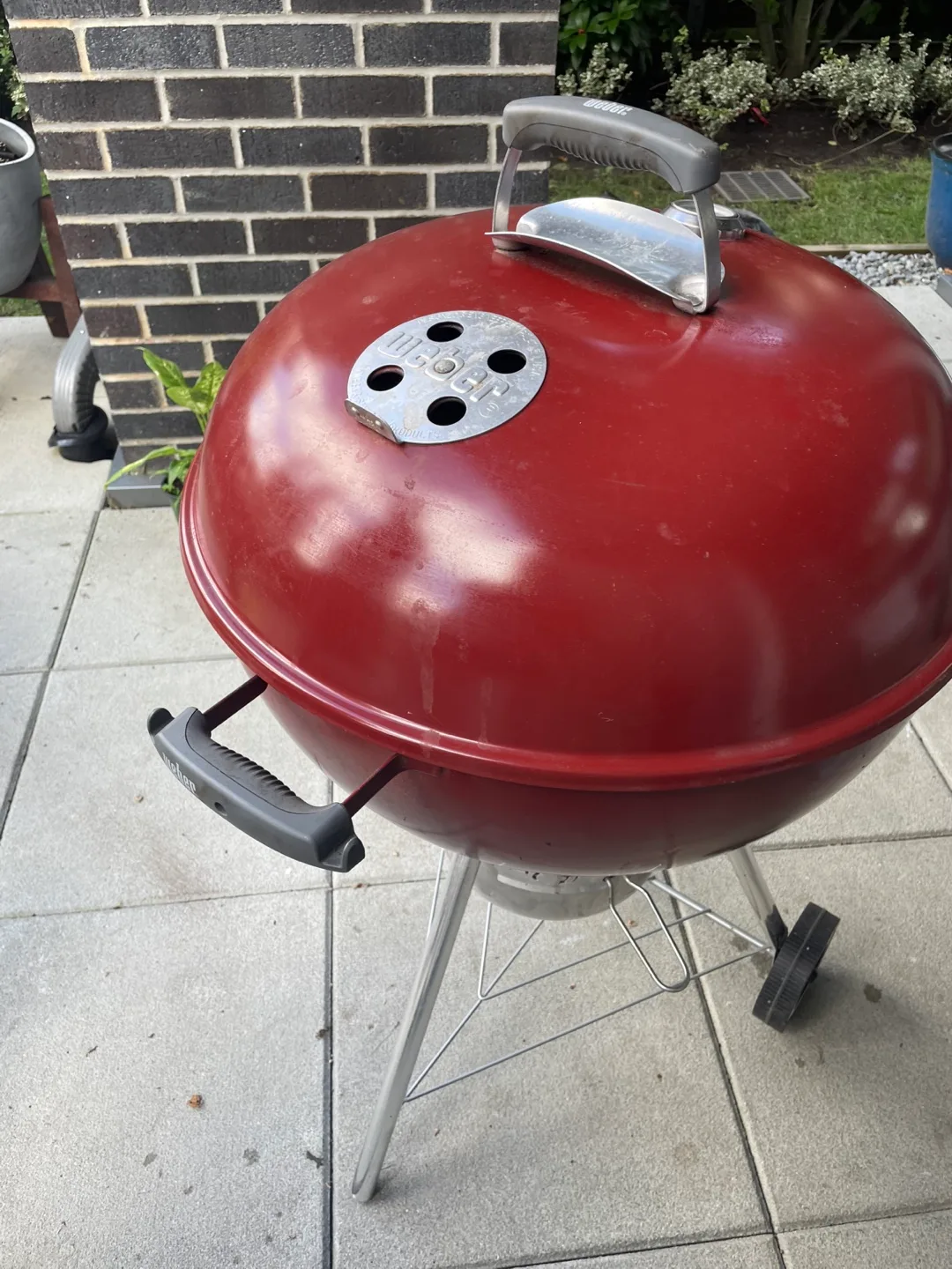 Weber Original Kettle Premium 22-inch Charcoal BBQ in Crimson image indicator(3)