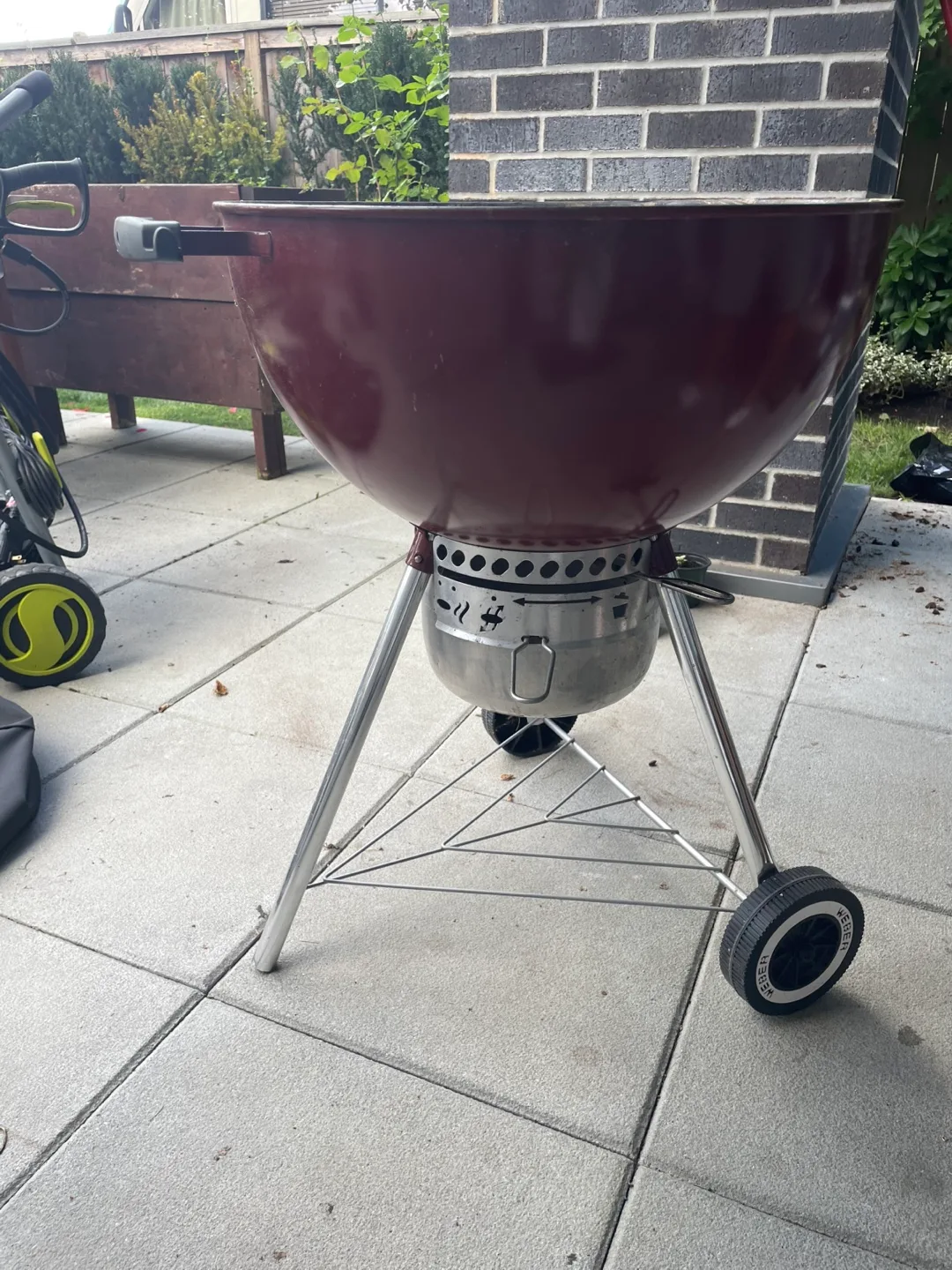 Weber Original Kettle Premium 22-inch Charcoal BBQ in Crimson image indicator(6)