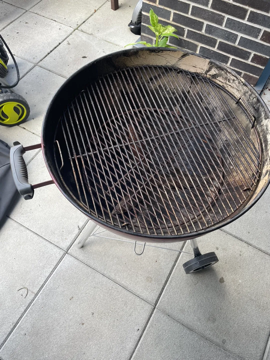 Weber Original Kettle Premium 22-inch Charcoal BBQ in Crimson image indicator(7)