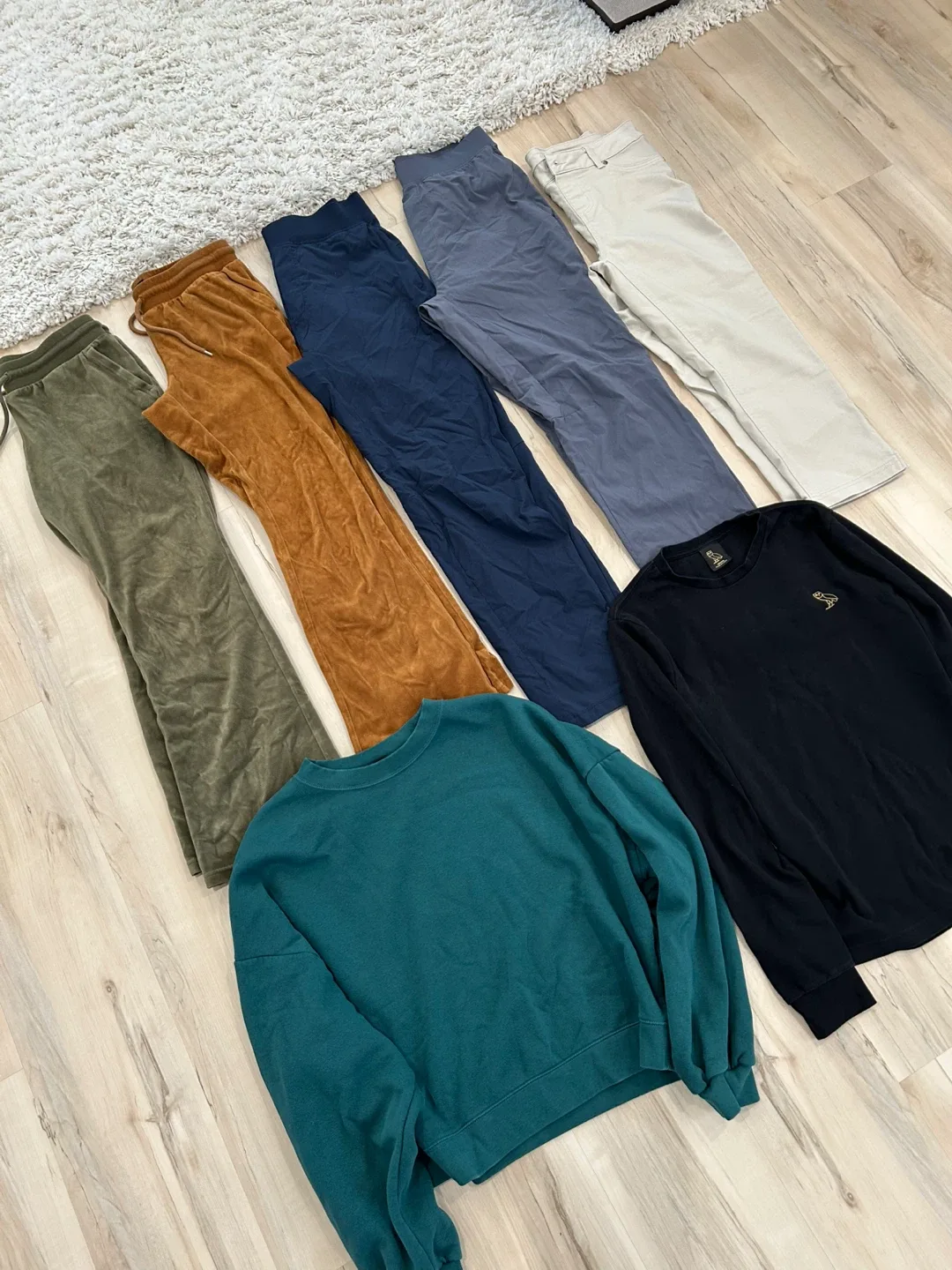 WOMEN’S SIZE M CLOTHING LOT thumbnail