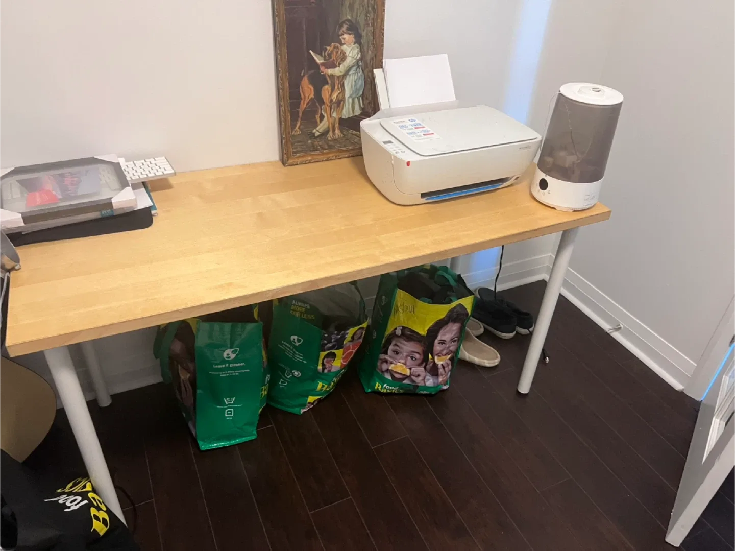 Desk with white legs image indicator(4)