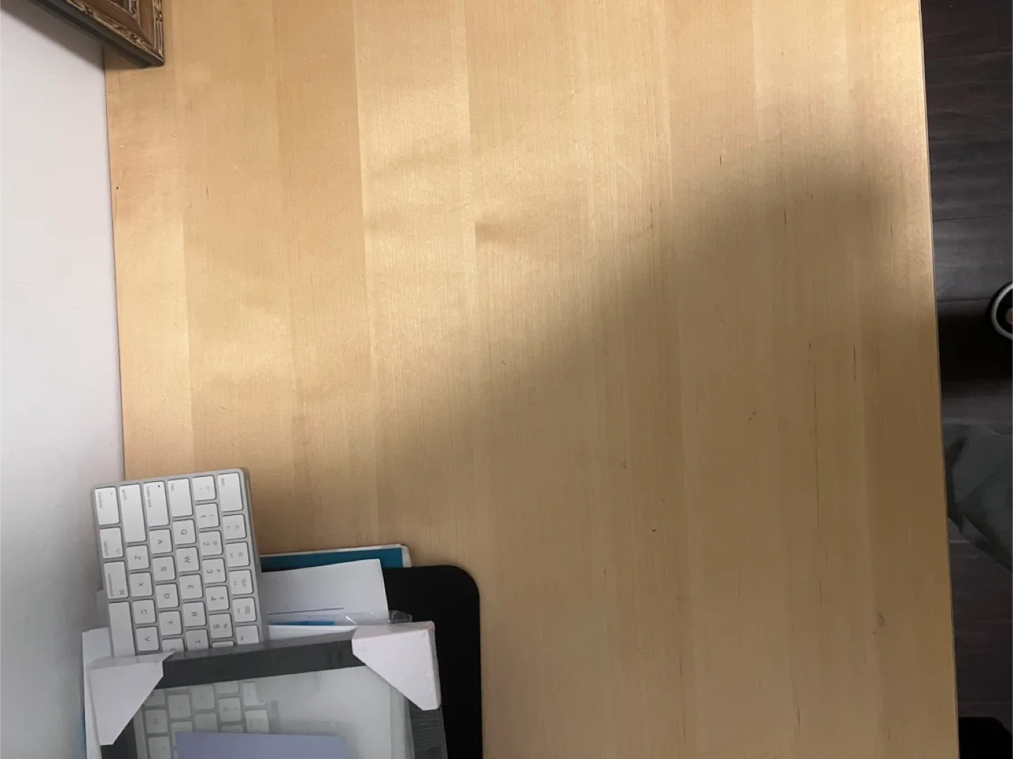 Desk with white legs image indicator(2)