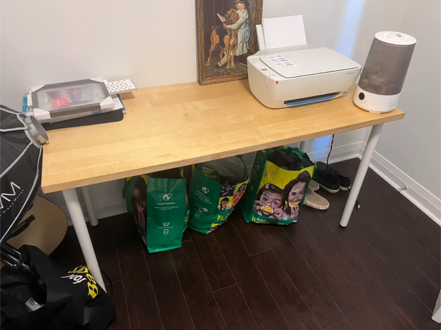 Desk with white legs image indicator(3)