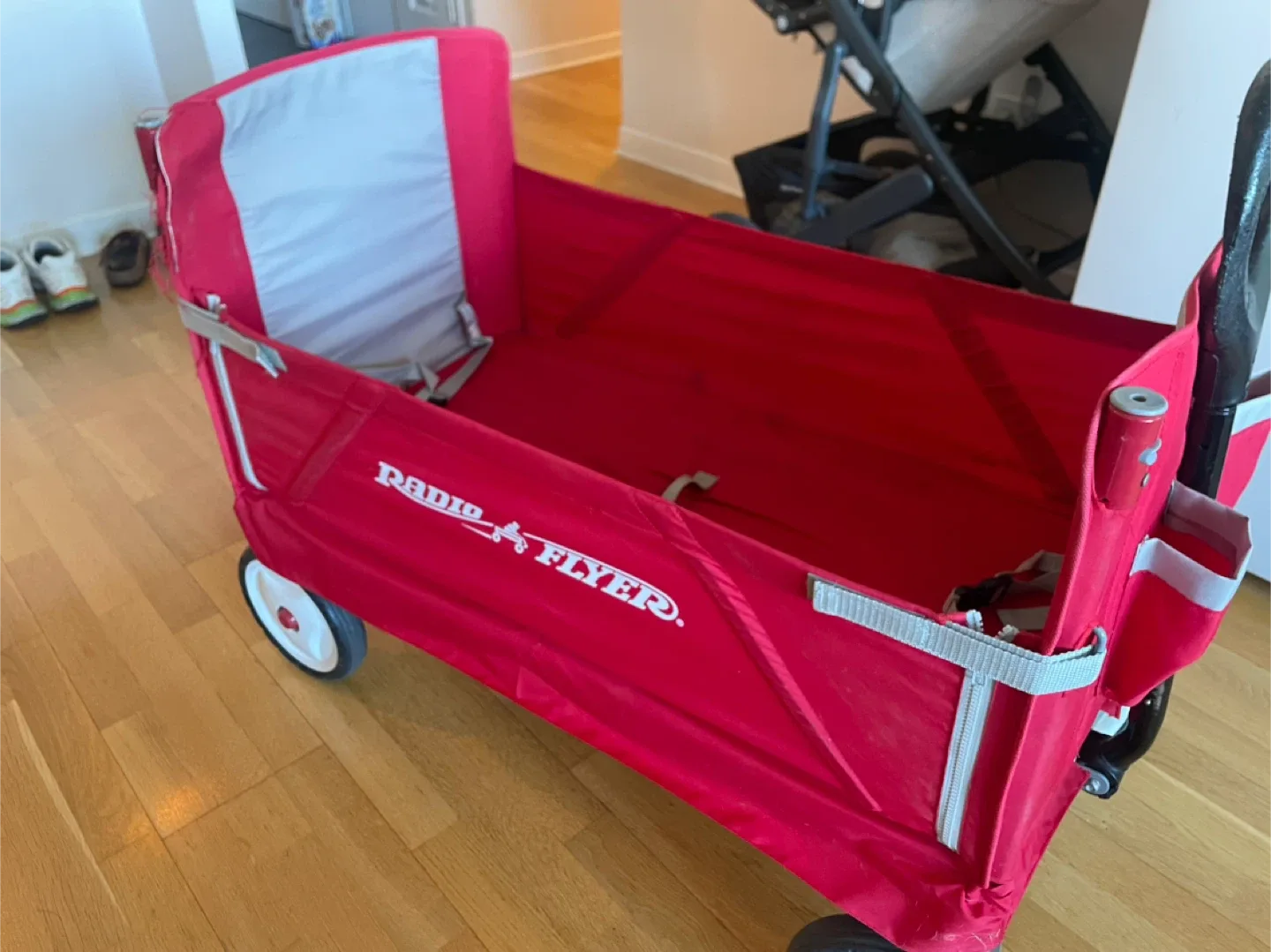 Radio Flyer Red Foldable Wagon image indicator(4)