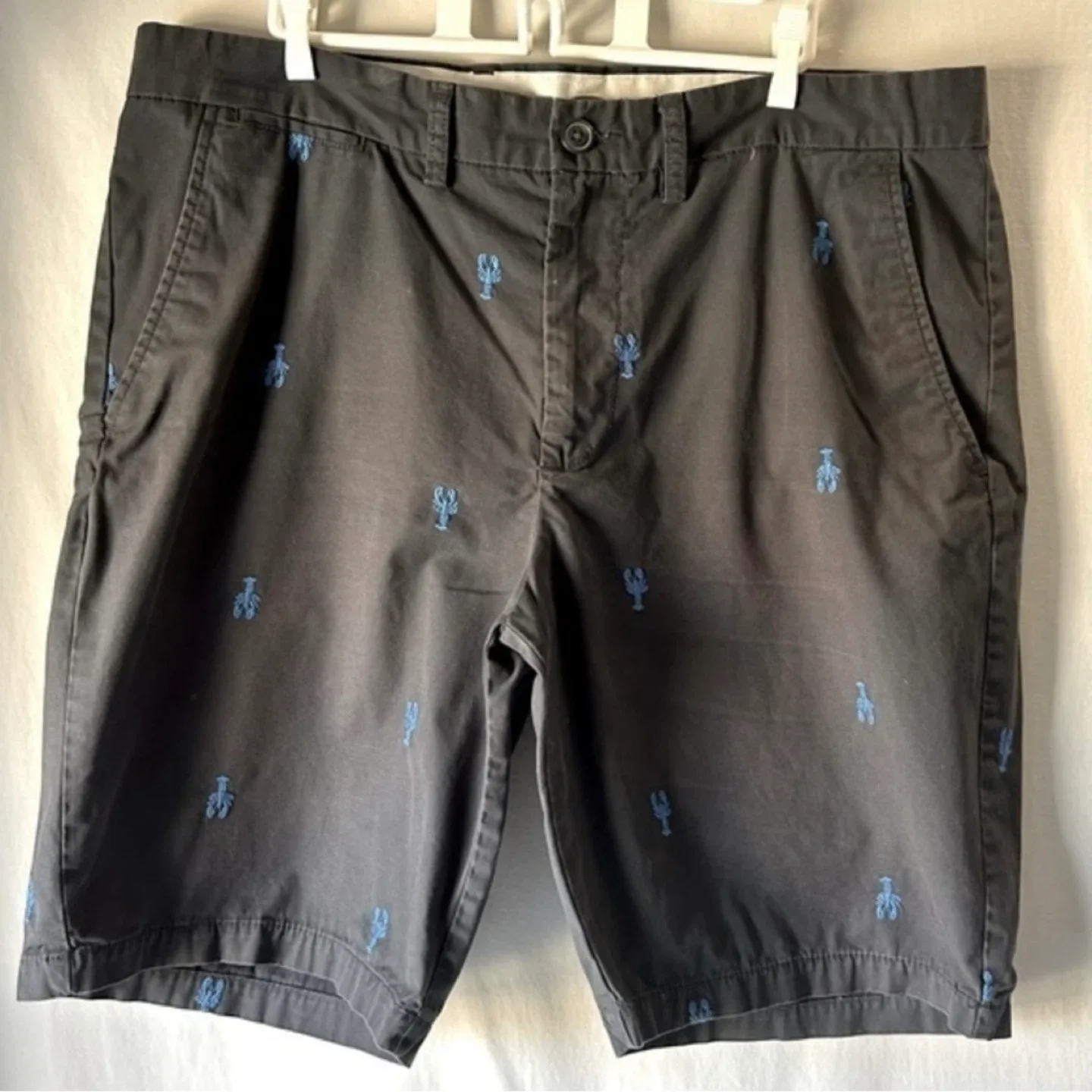 Old Navy Flat Front Lobster Embroidered Twill Shorts Size 38 thumbnail