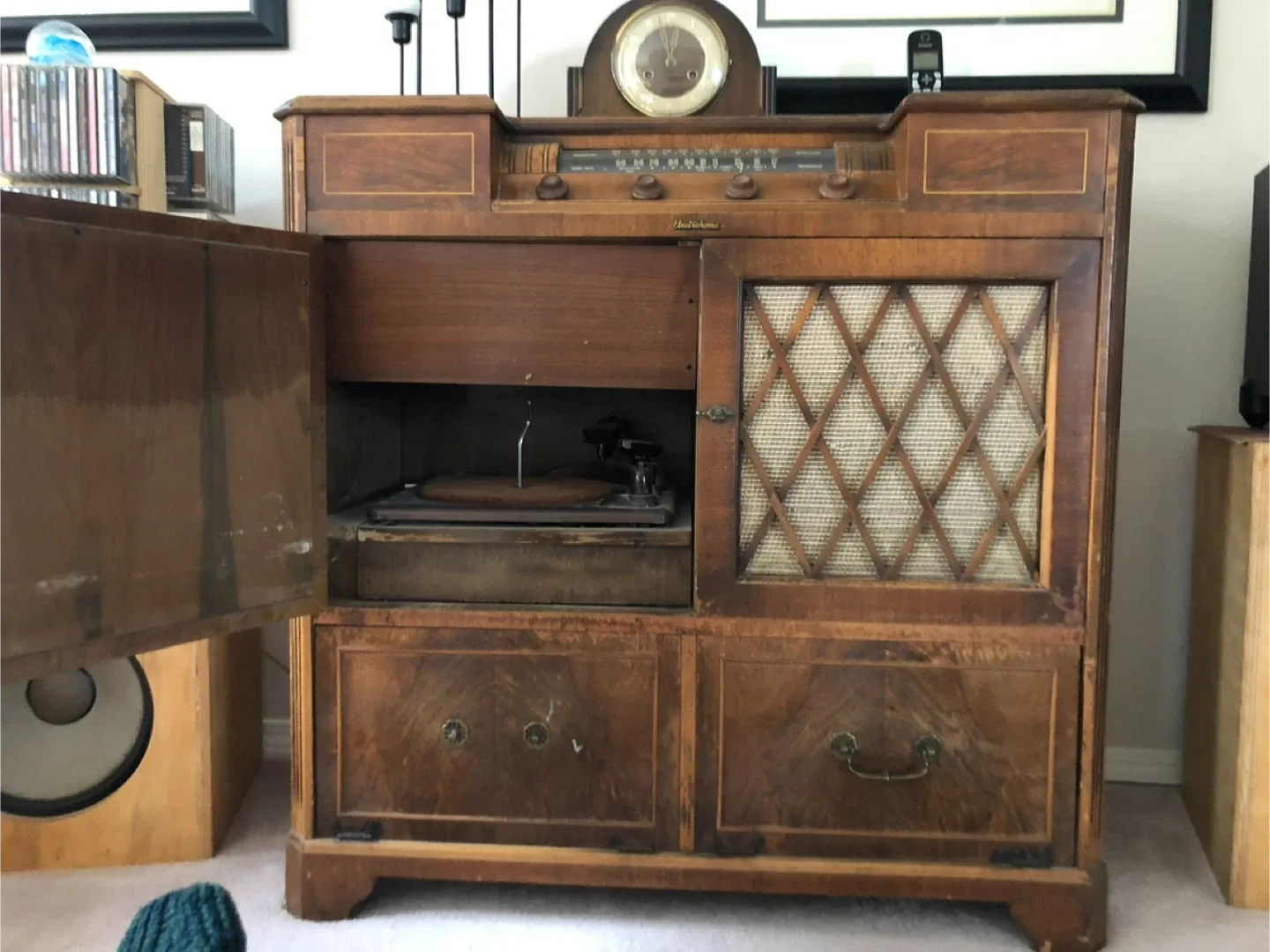 Electrohome Model 218A Radio-Phonograph Combination image indicator(4)