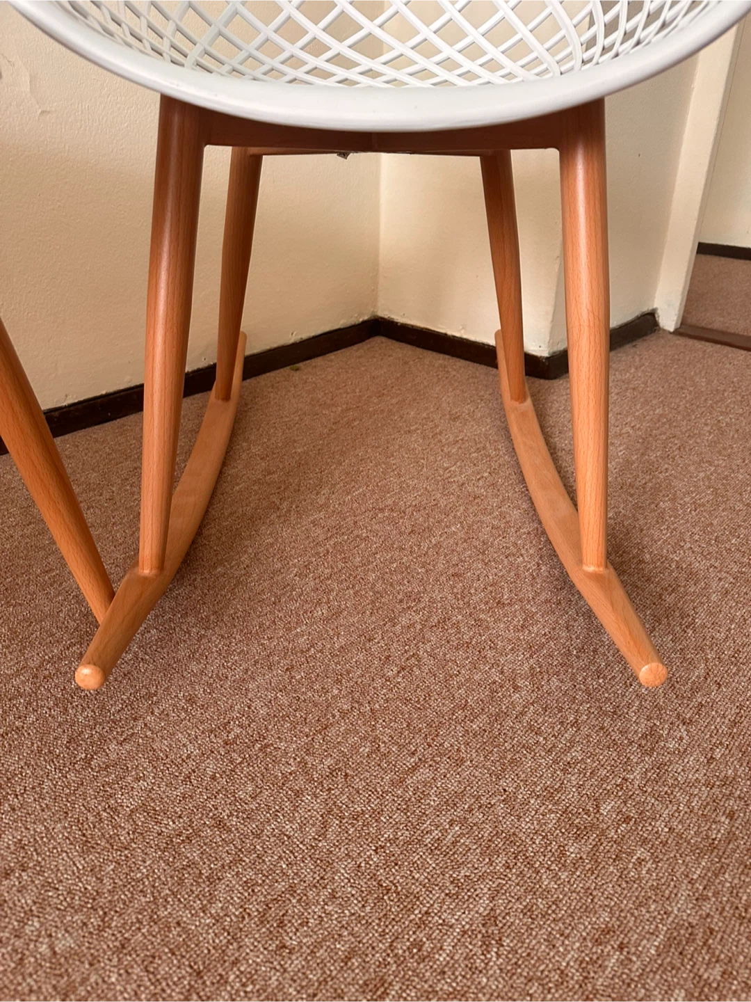 White Rocking Accent Chairs & Round Side Table Set - photo 4