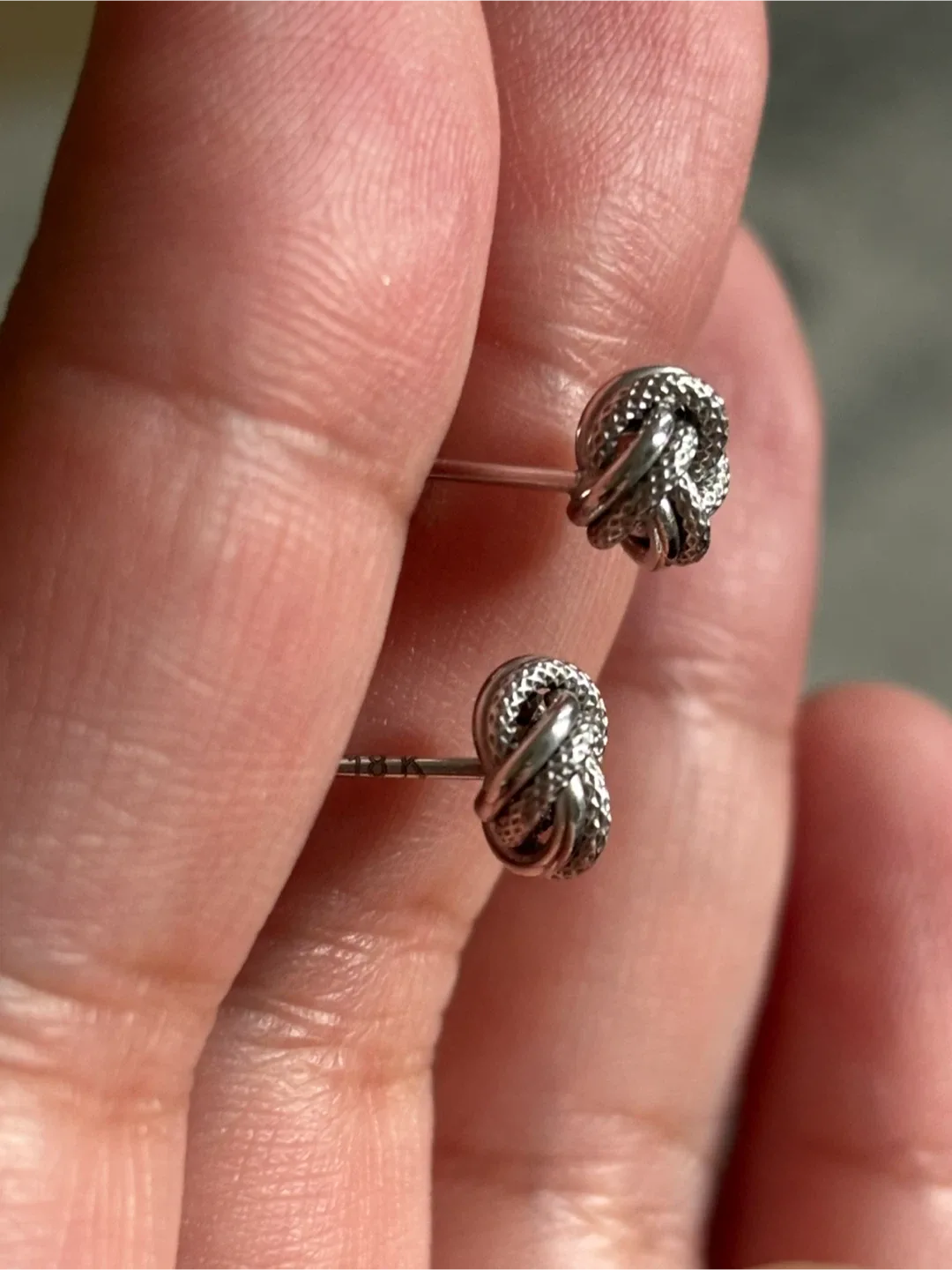 18K Knot earring white gold image indicator(4)