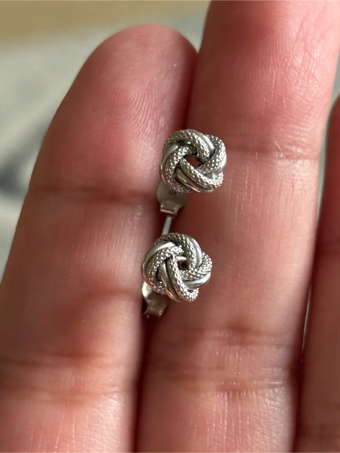 18K Knot earring white gold image indicator(3)