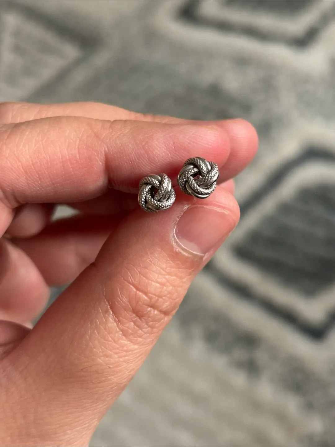 18K Knot earring white gold image indicator(2)