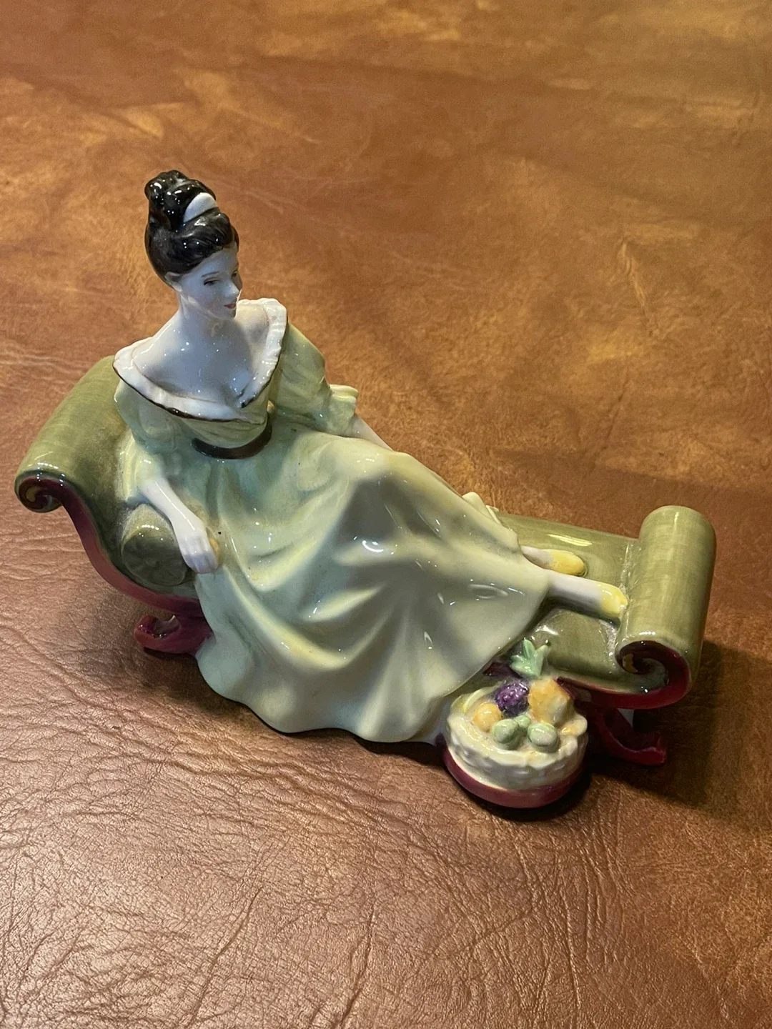 Royal Doulton Figurine at Ease HN 2473 image indicator(3)