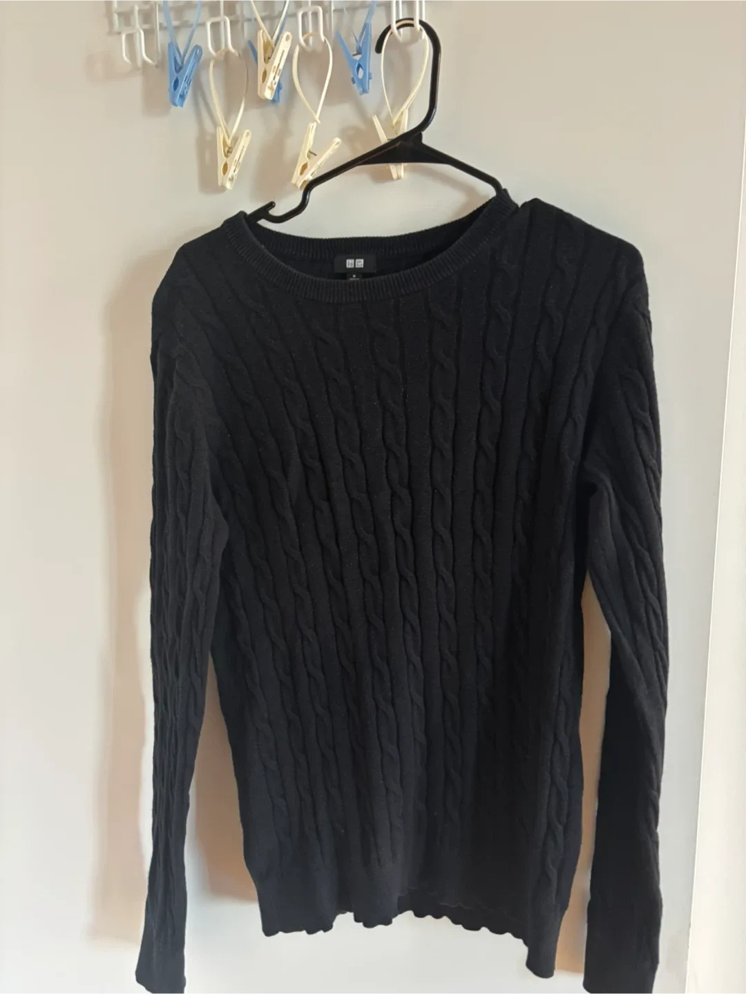 Uniqlo sweater Size M thumbnail