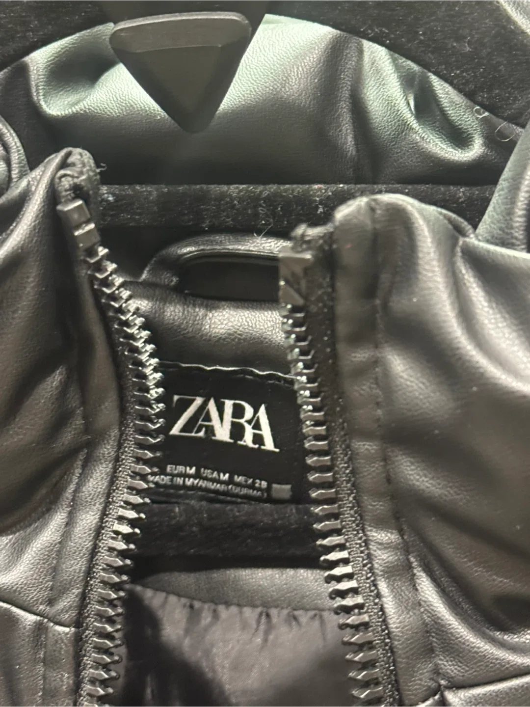 Zara Black Puffer Vest with Hood - Size M image indicator(2)