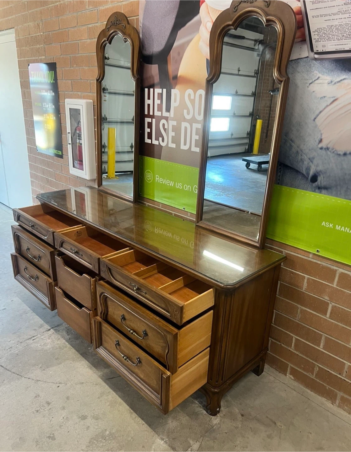 9 drawers dresser w/glass top and 2 mirrors - photo 2