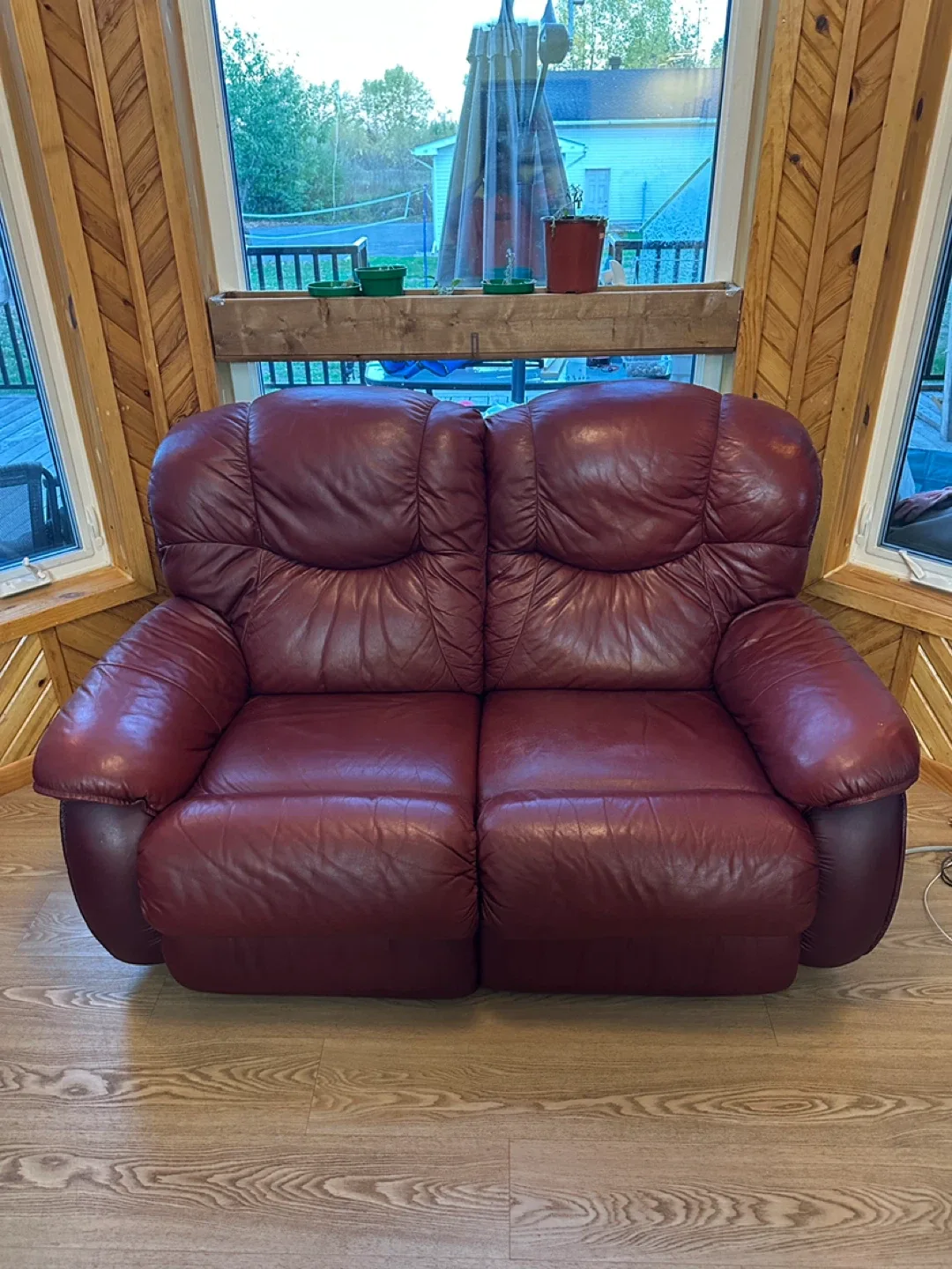 La-Z-Boy Genuine Leather Reclining Loveseat (CAN DELIVER)