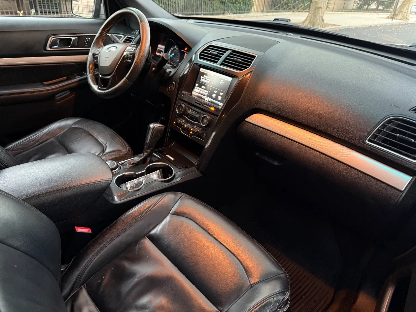 Ford Explorer XLT Gray SUV image indicator(6)