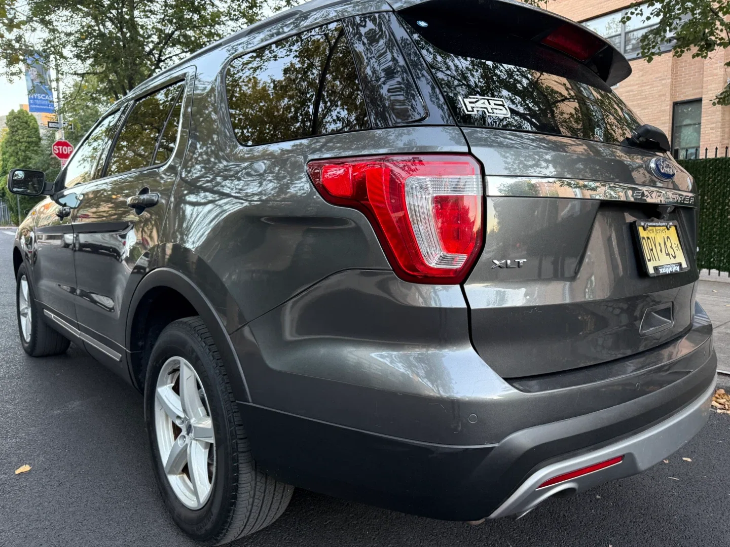 Ford Explorer XLT Gray SUV image indicator(4)