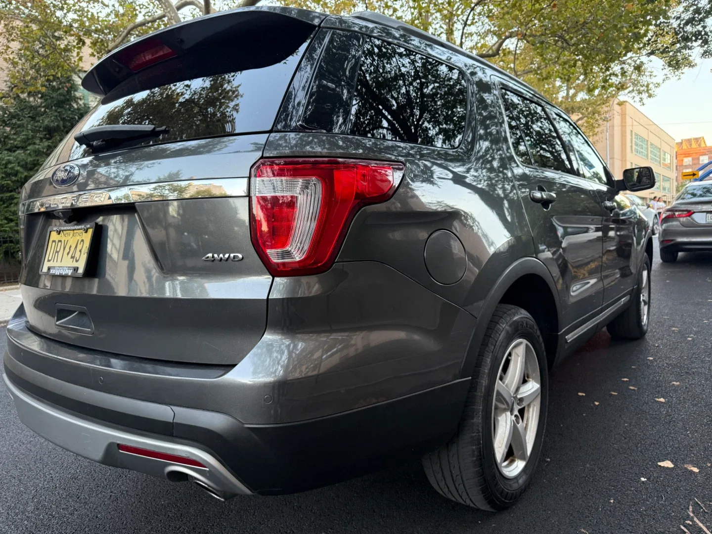 Ford Explorer XLT Gray SUV image indicator(3)