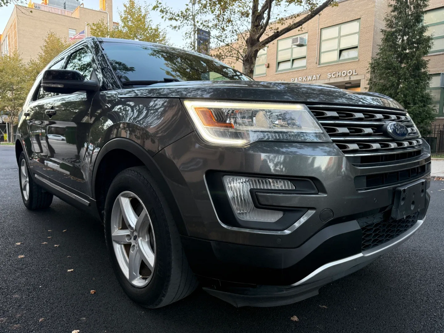 Ford Explorer XLT Gray SUV image indicator(2)