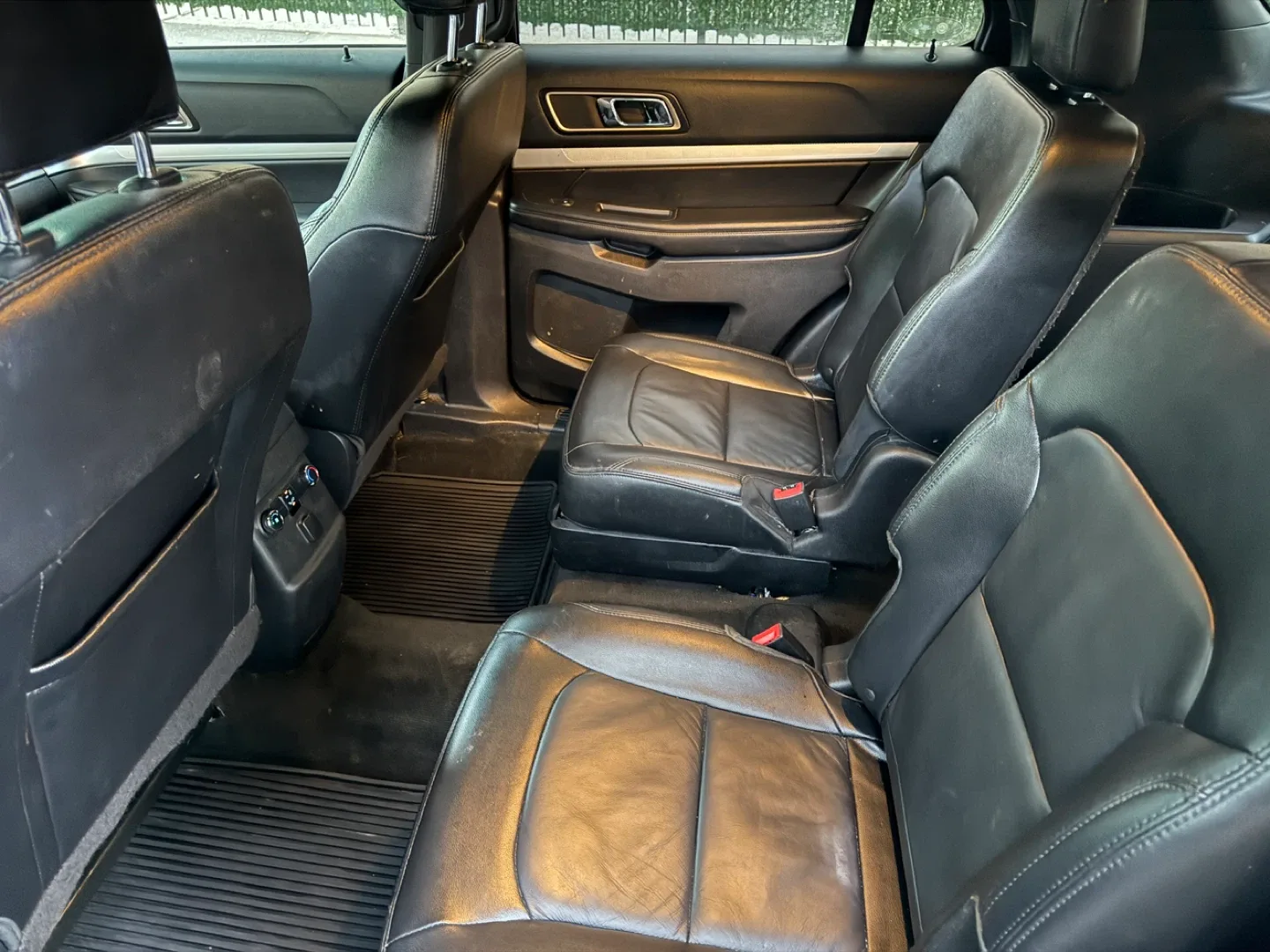 Ford Explorer XLT Gray SUV image indicator(7)