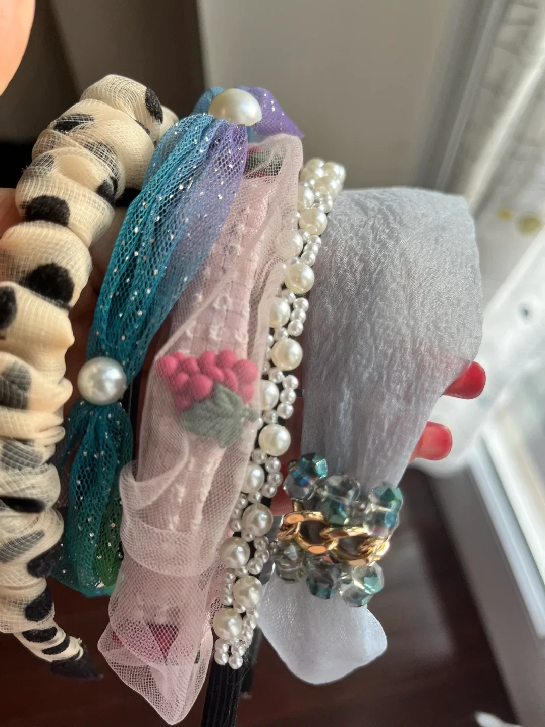 Beautiful hair hoops and hair clips image indicator(2)