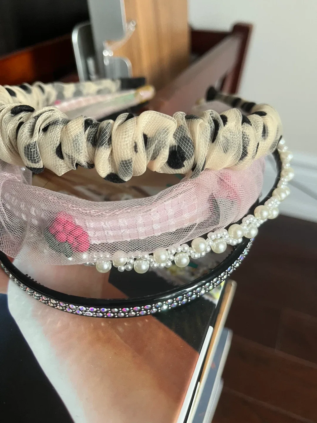 Beautiful hair hoops and hair clips image indicator(3)