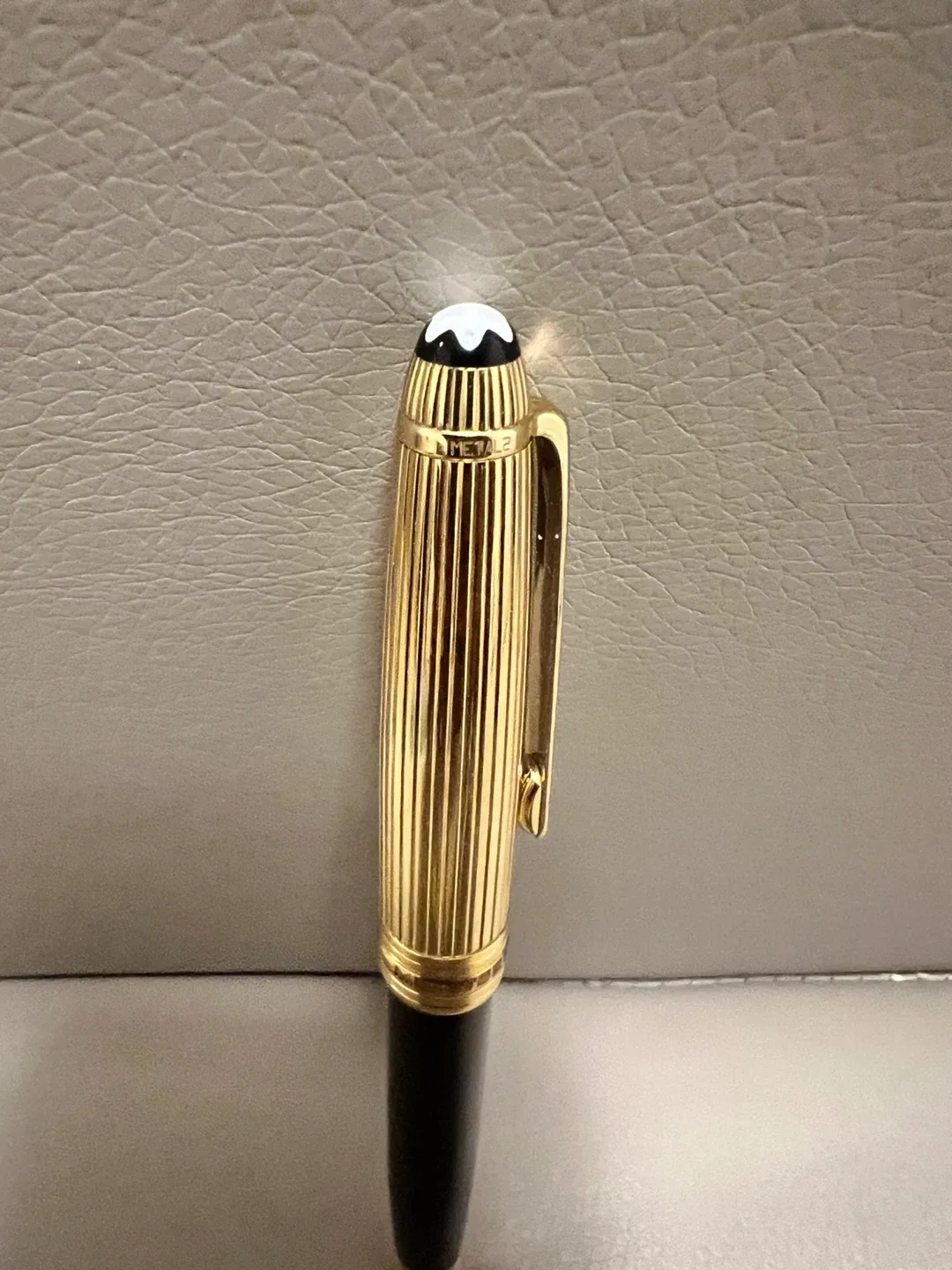 Montblanc Meisterstück Gold Classique Ballpoint Pen image indicator(4)