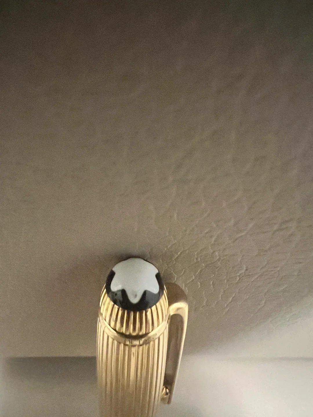 Montblanc Meisterstück Gold Classique Ballpoint Pen image indicator(5)