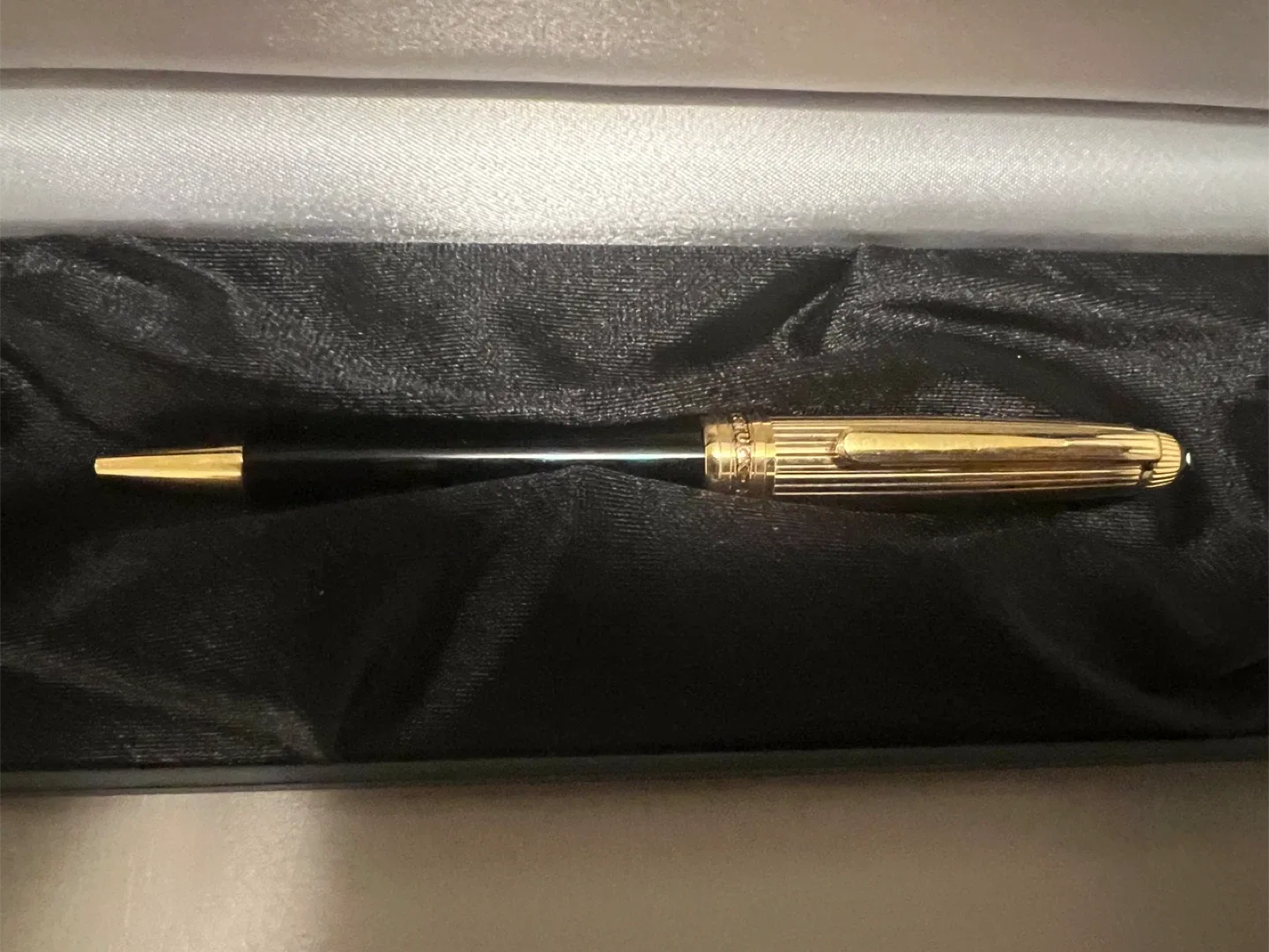 Montblanc Meisterstück Gold Classique Ballpoint Pen image indicator(2)