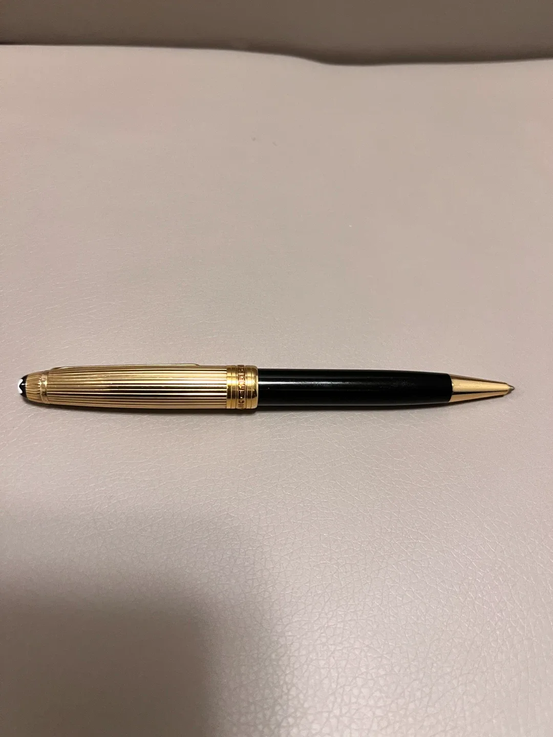 Montblanc Meisterstück Gold Classique Ballpoint Pen image indicator(7)