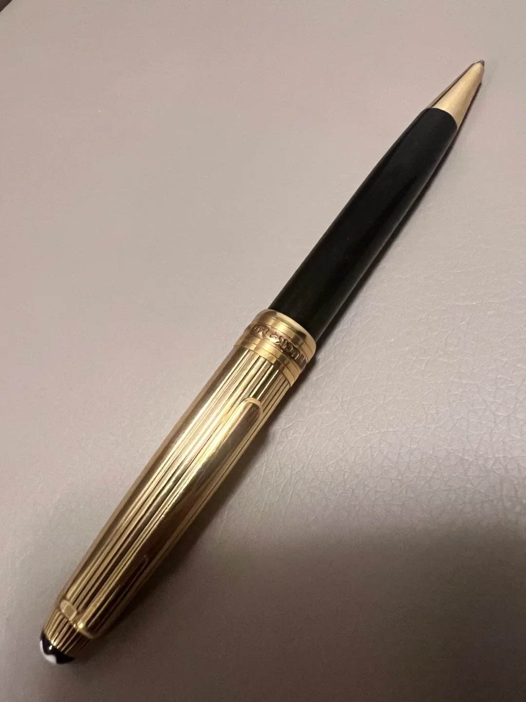 Montblanc Meisterstück Gold Classique Ballpoint Pen image indicator(8)