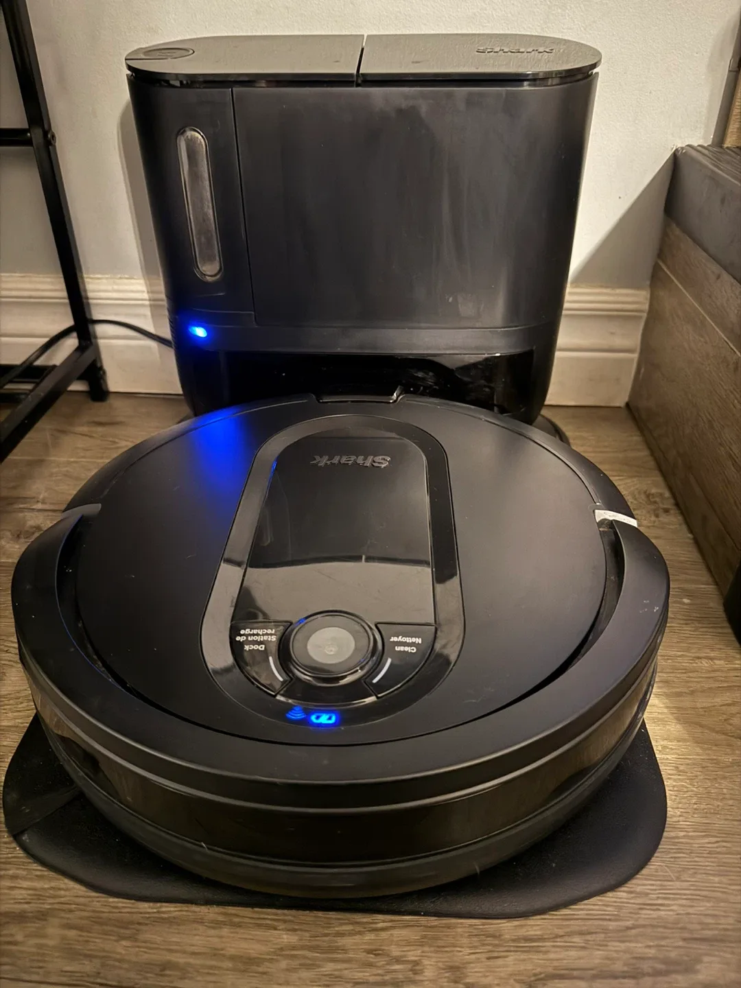 Shark Robot Vacuum with Self-Empty Base image indicator(2)